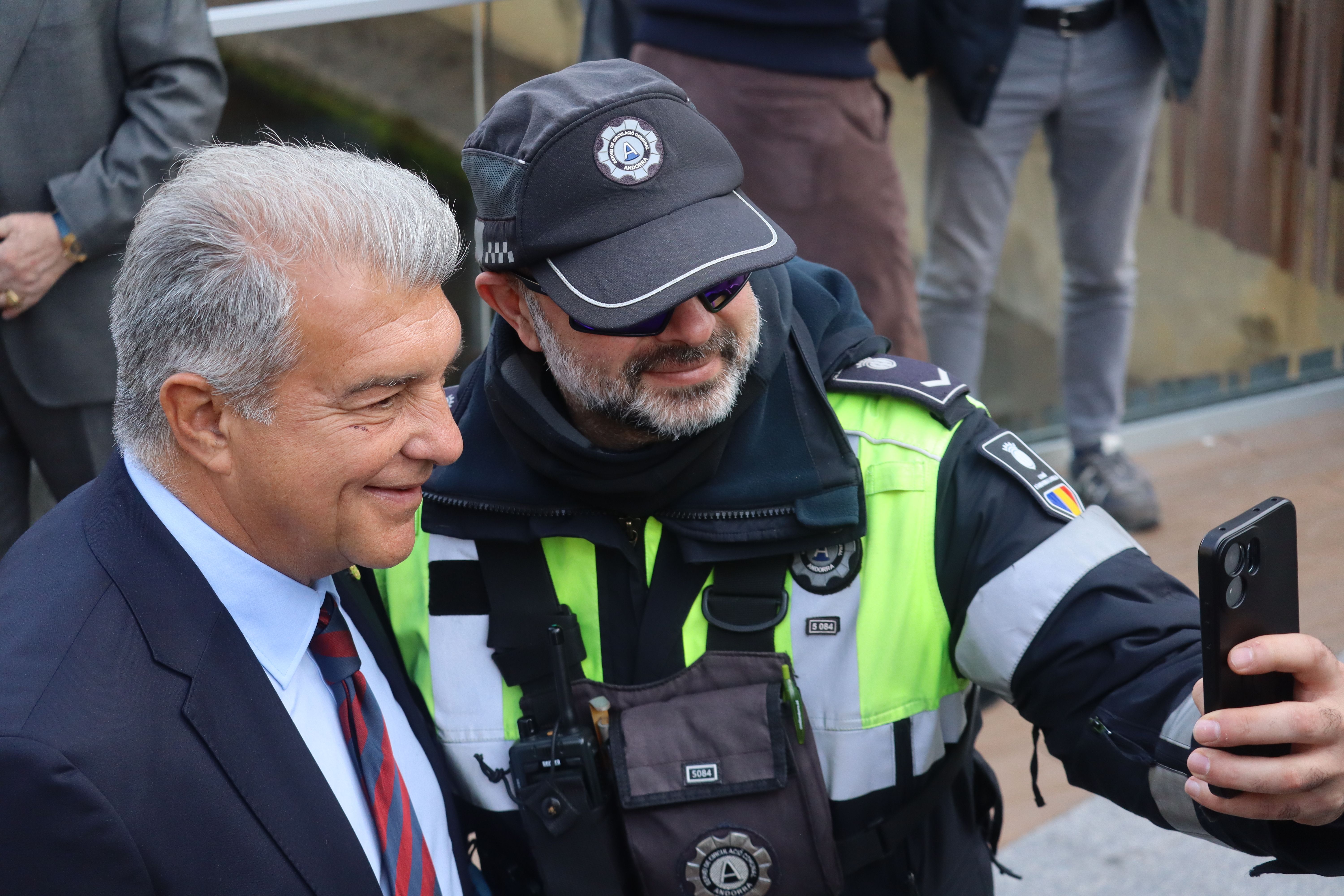 Laporta fent-se una foto amb un agent de circulació. Laporta fent-se una foto amb un agent de circulació.