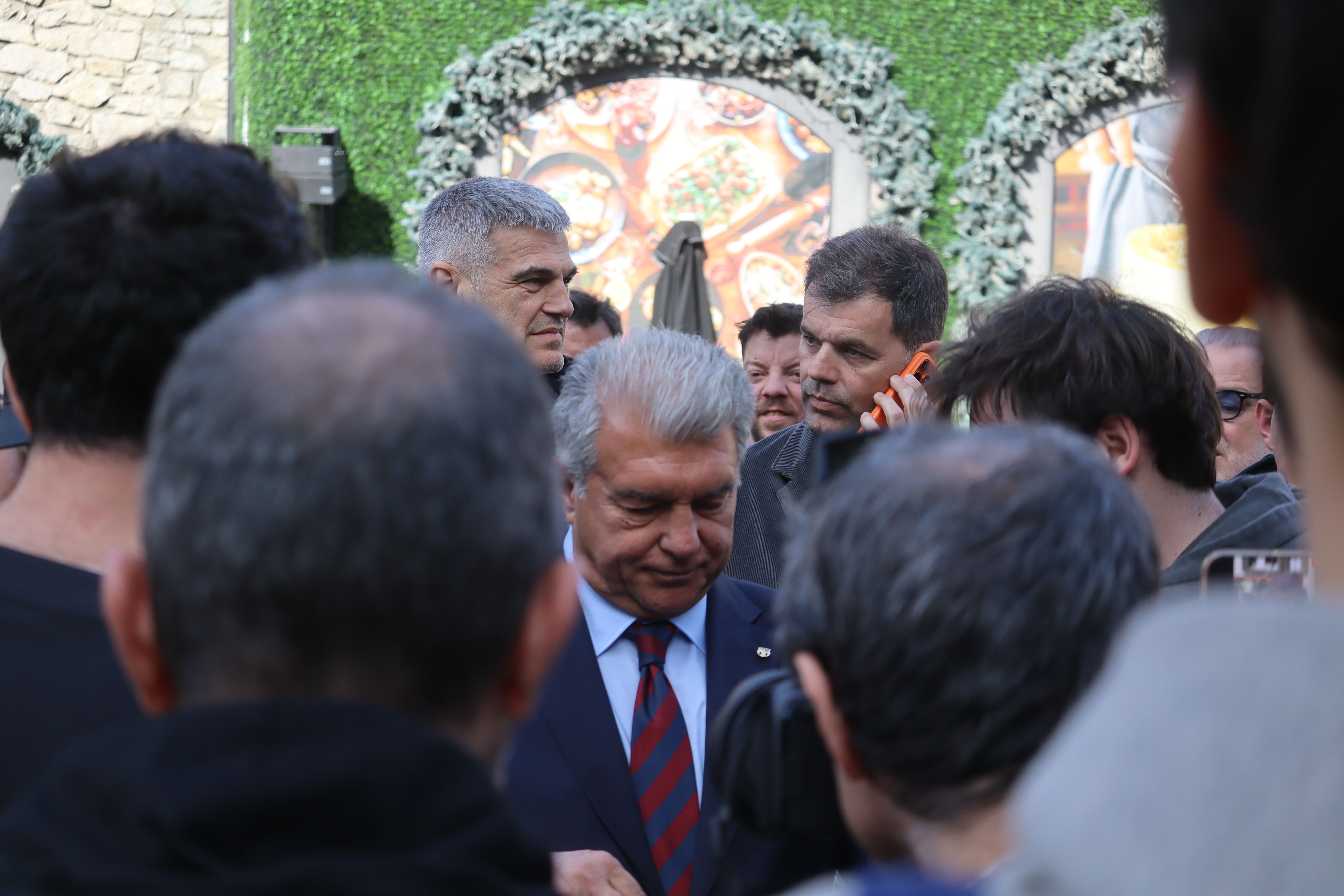 Laporta envoltat d'aficionats. Laporta envoltat d'aficionats.