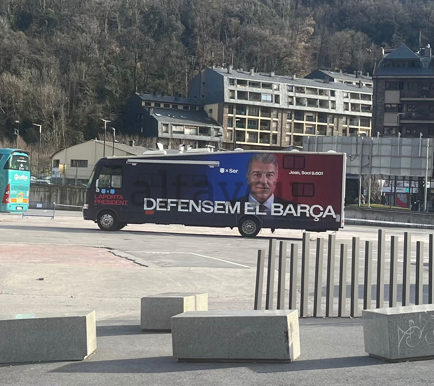 L'autobús de campanya de Joan Laporta aparcat a Andorra la Vella. L'autobús de campanya de Joan Laporta aparcat a Andorra la Vella.