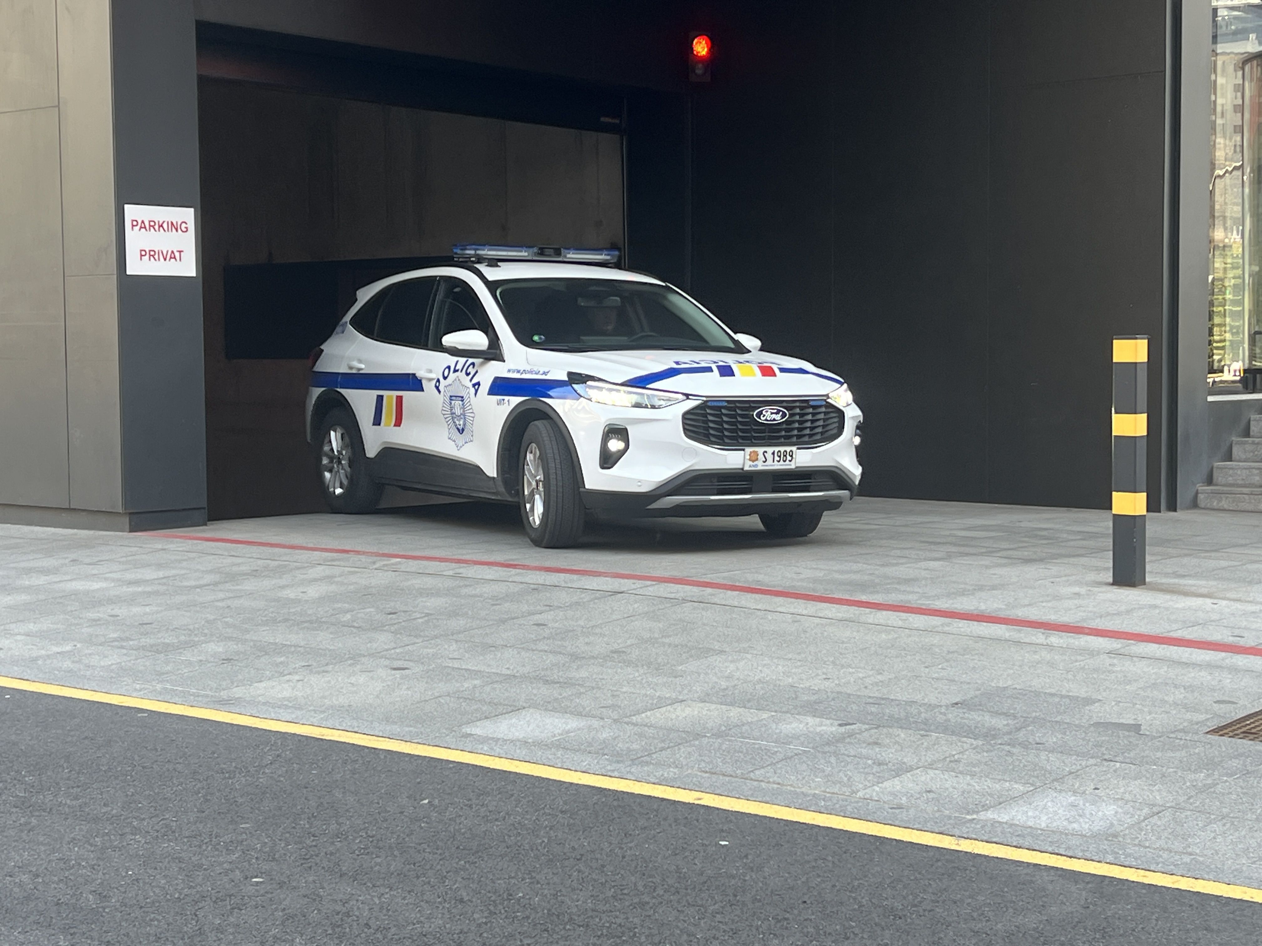 El cotxe policial que ha traslladat l'empresonat sortint de la seu judicial per tornar-se a adreçar a la Comella.