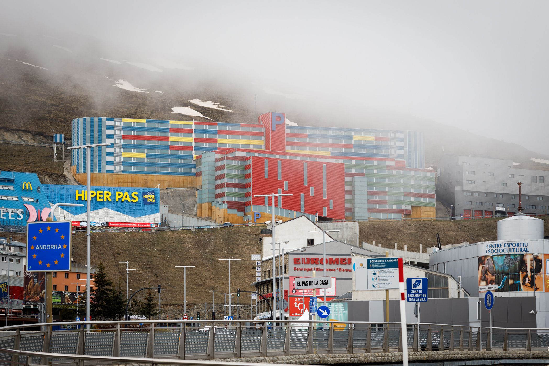 Una vista del Pas de la Casa. Una vista del Pas de la Casa.