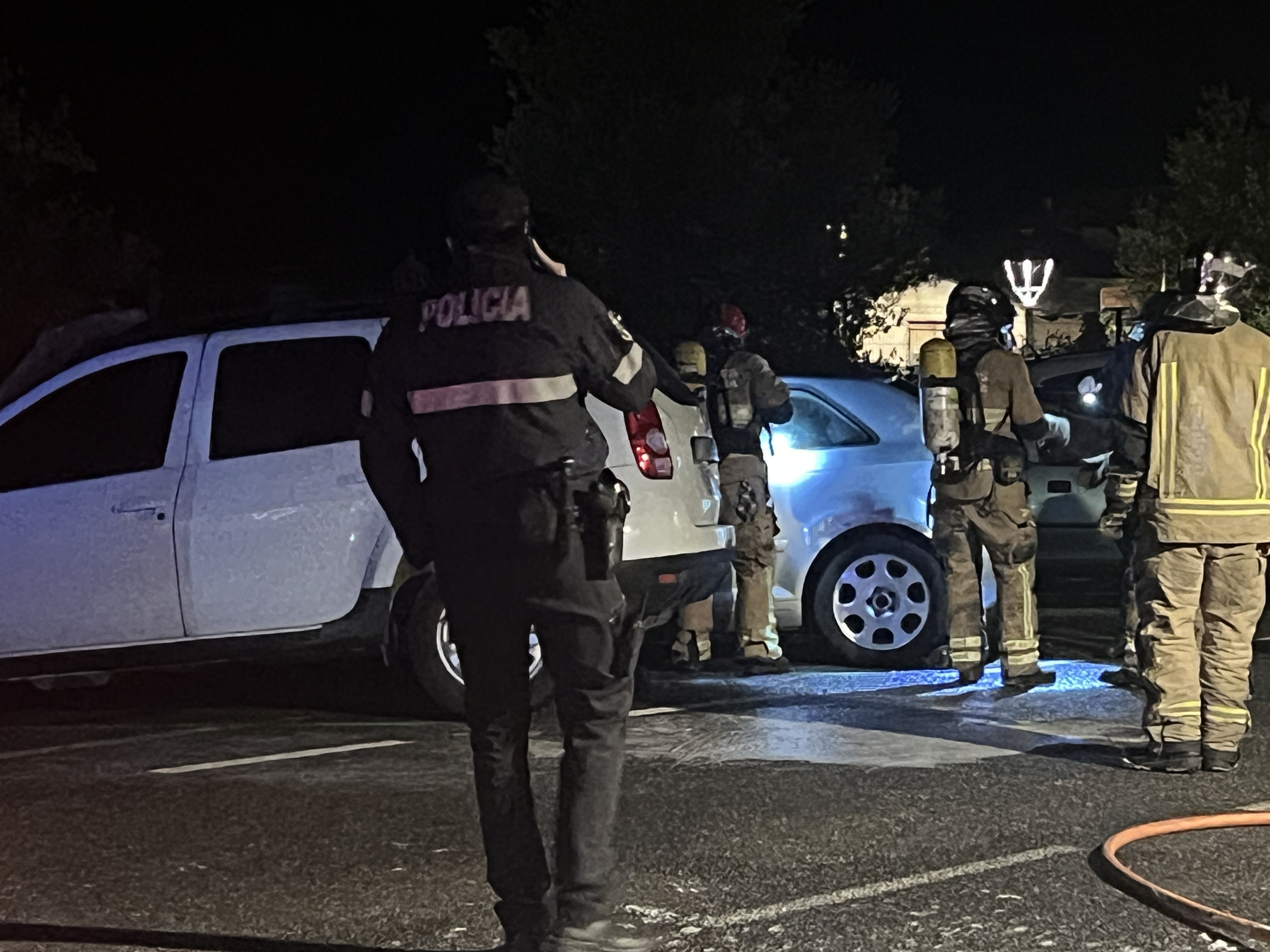 Un policia en primer terme gestionant els fets de diumenge a la tarda.