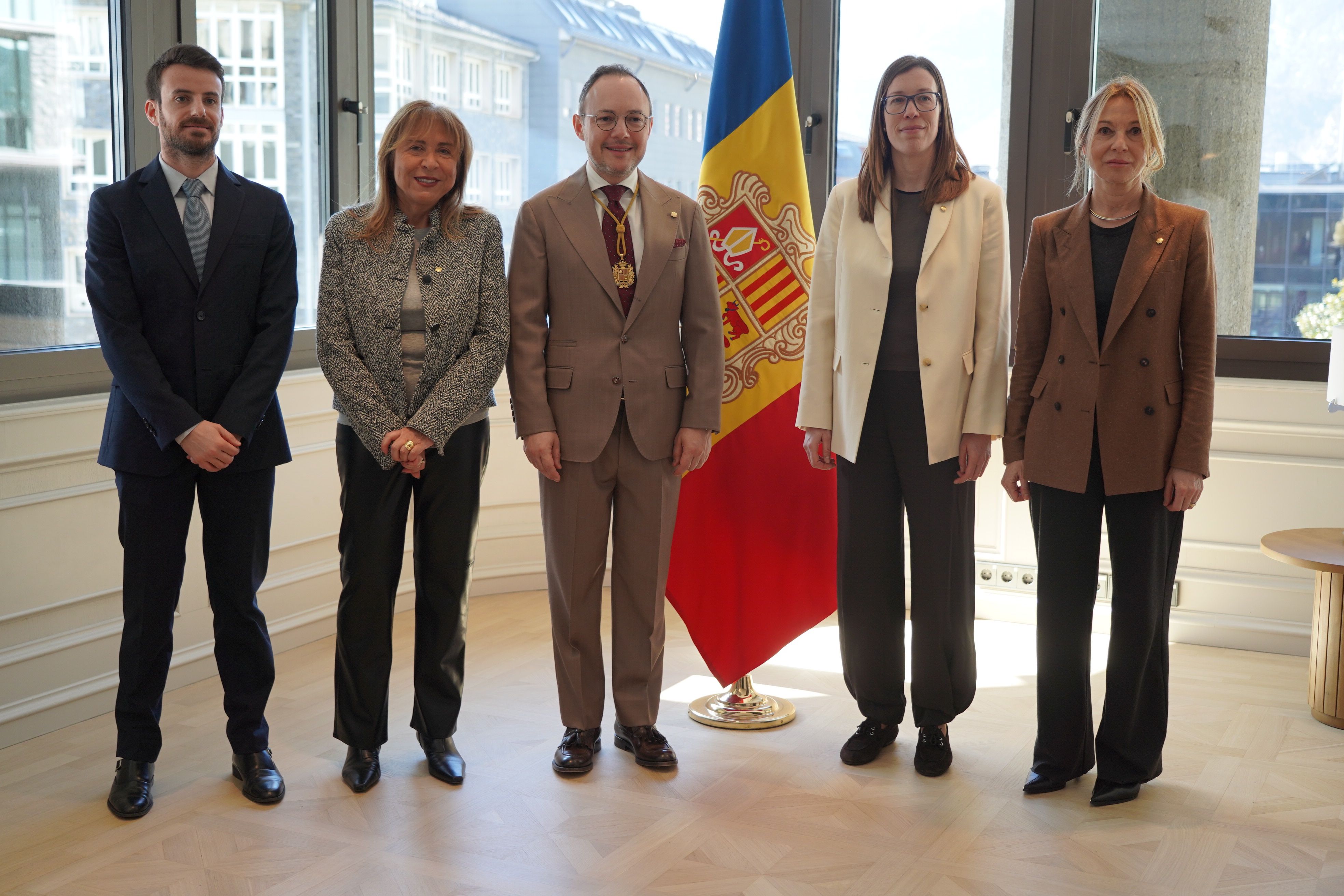 Foto oficial amb càrrecs governamentals.