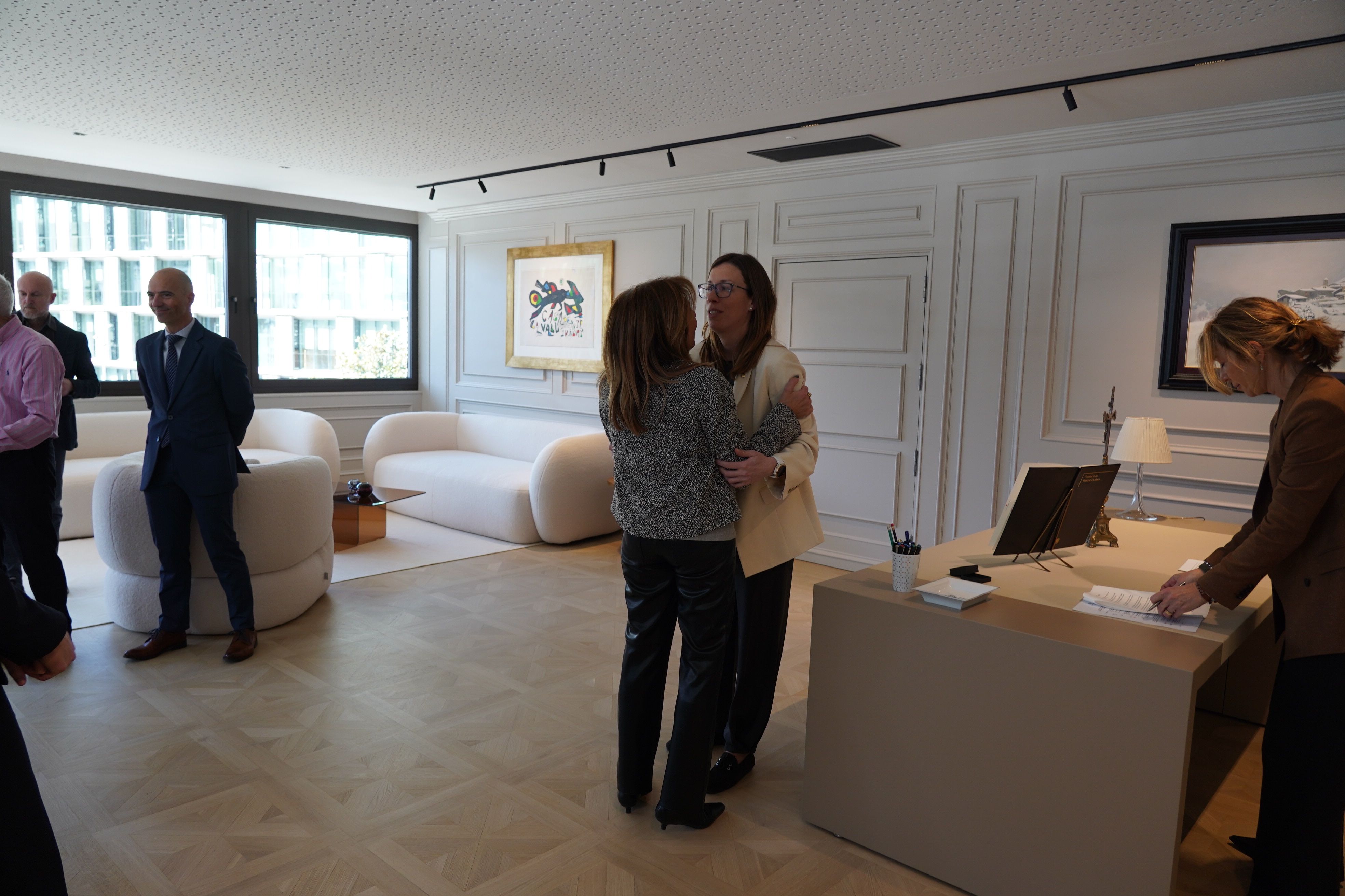 La ministra Conxita Marsol abraça la nova secretària d'Estat. 