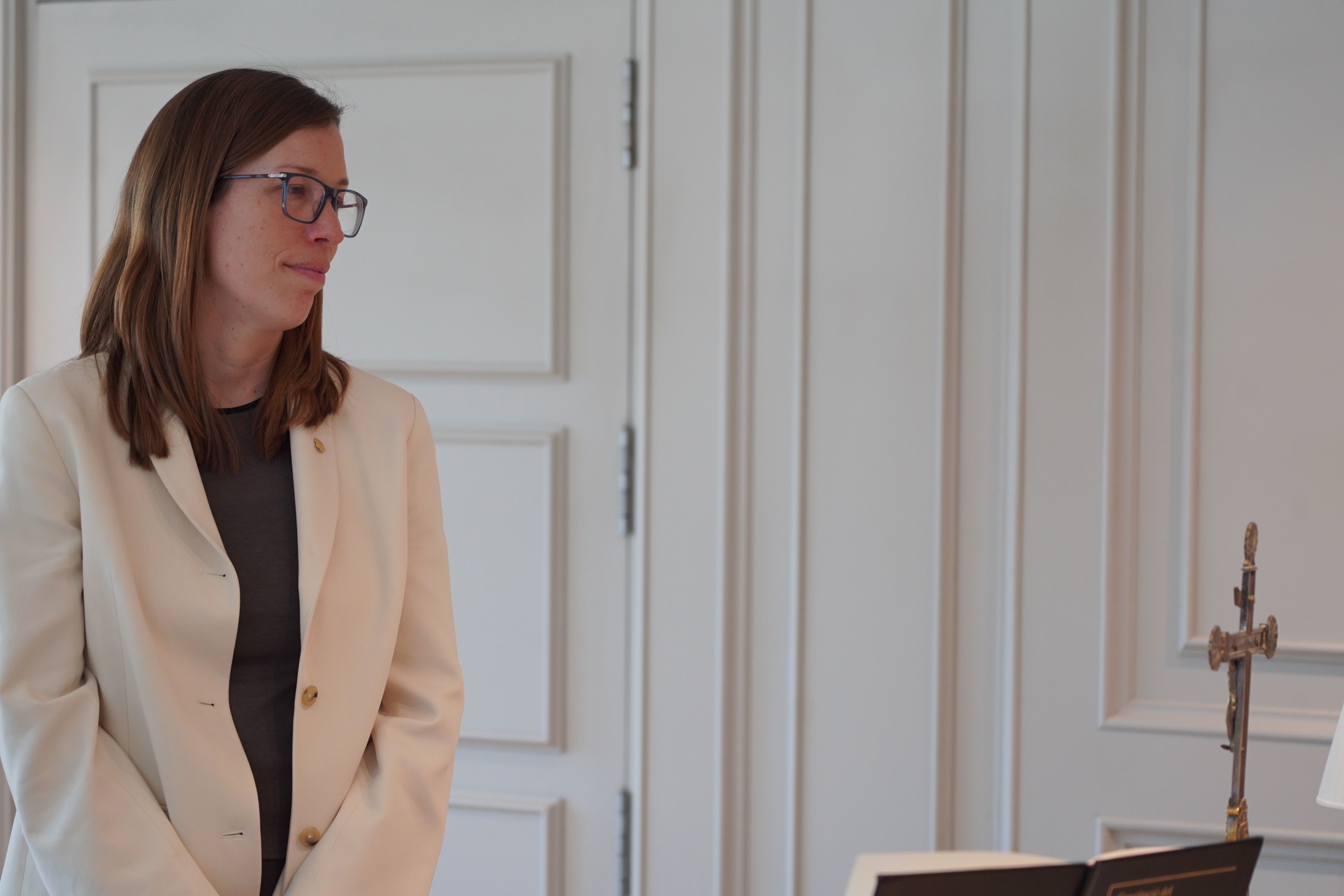 Laura Camps escoltant Espot. 