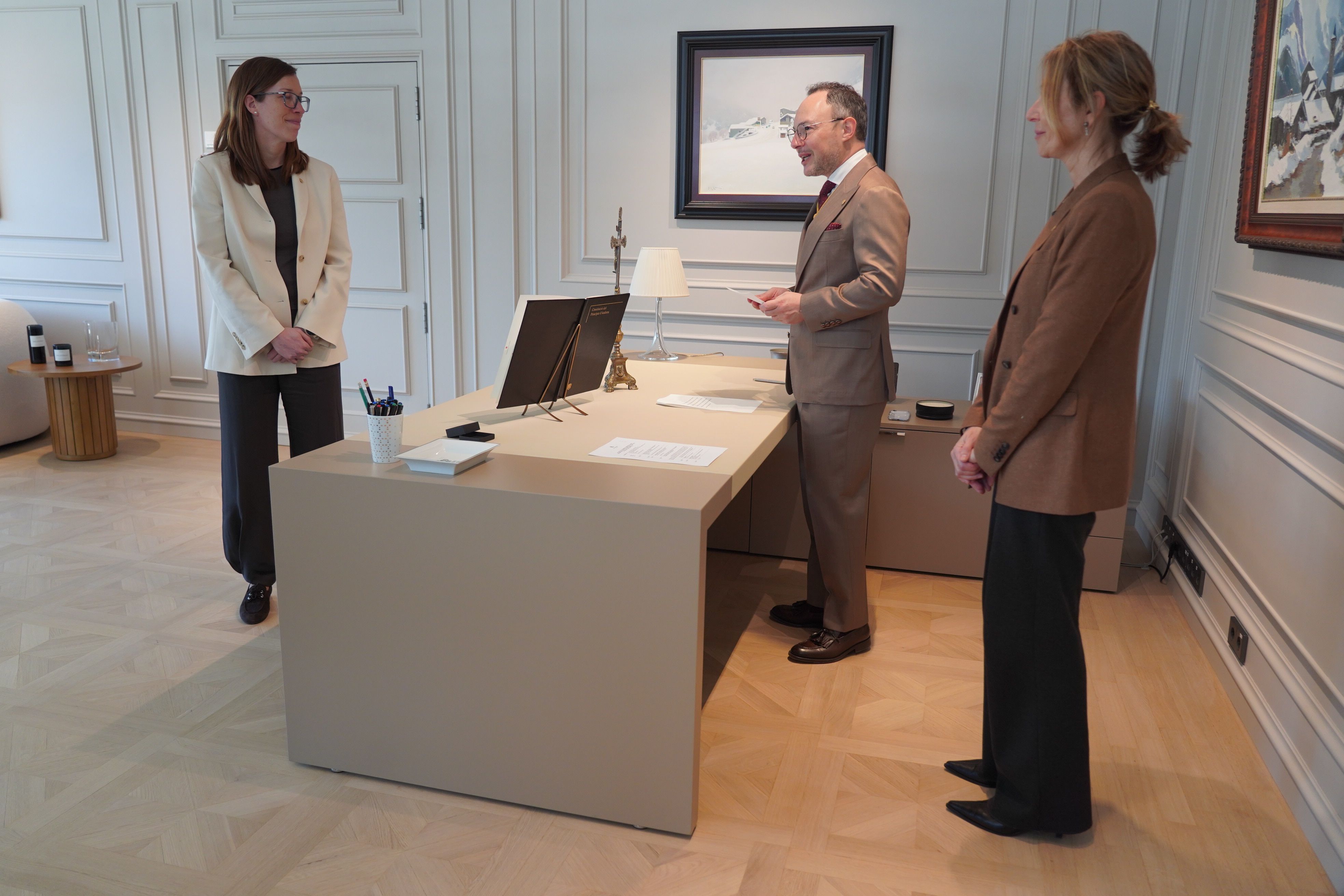 Espot adreçant unes paraules a Camps al costat de la secretària general, Ester Fenoll.