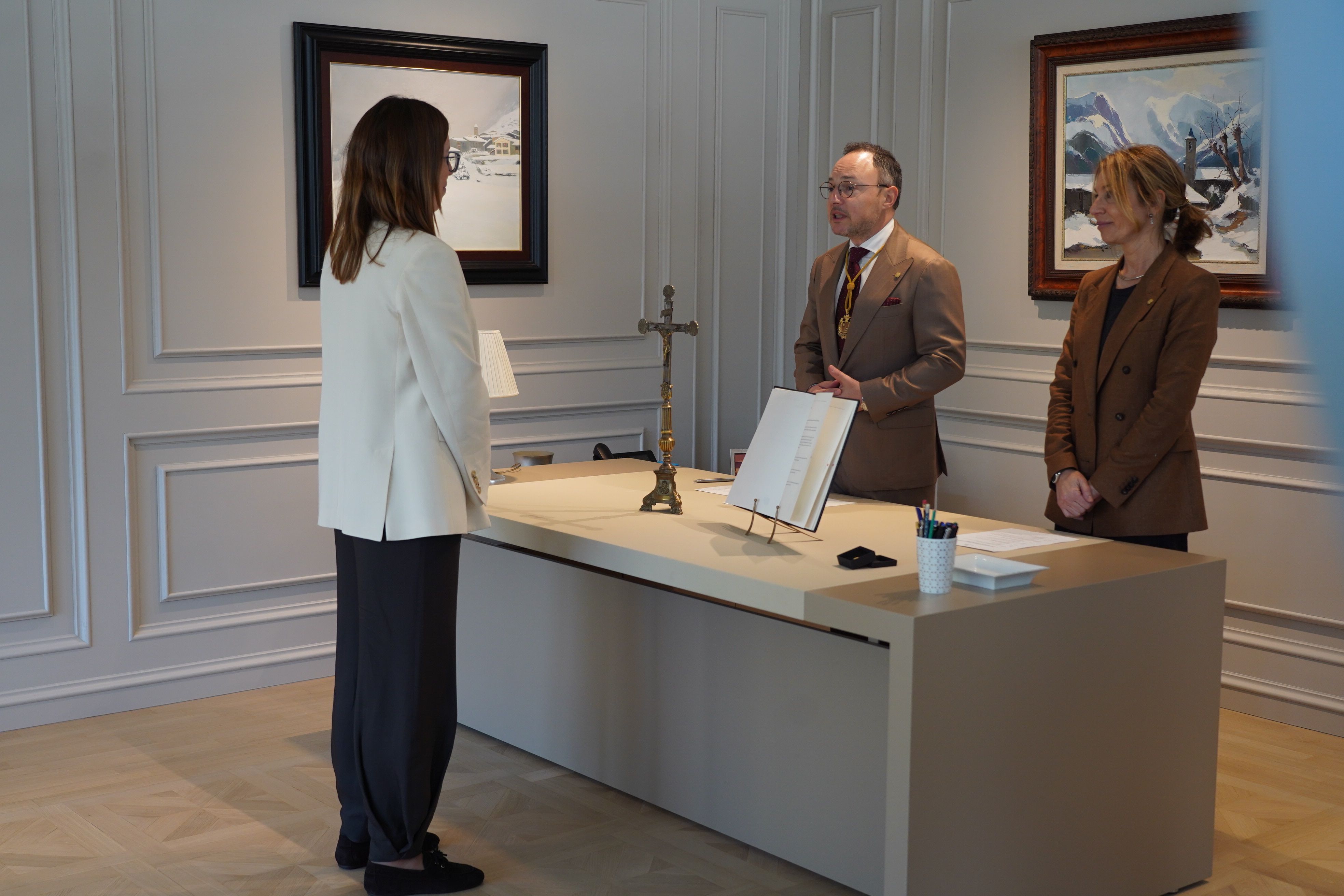 Espot pren jurament a Camps. 