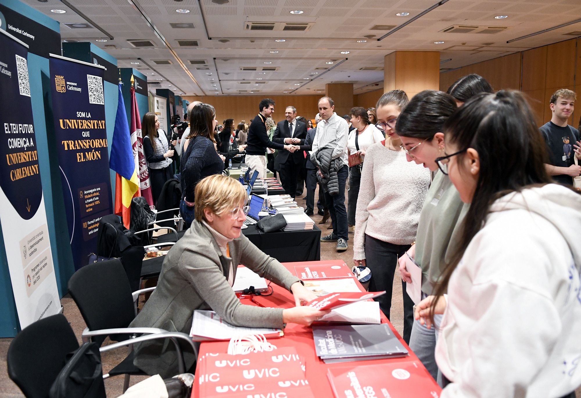 Alumnes conversant amb representants de centres d'ensenyament superior al saló Connecta.