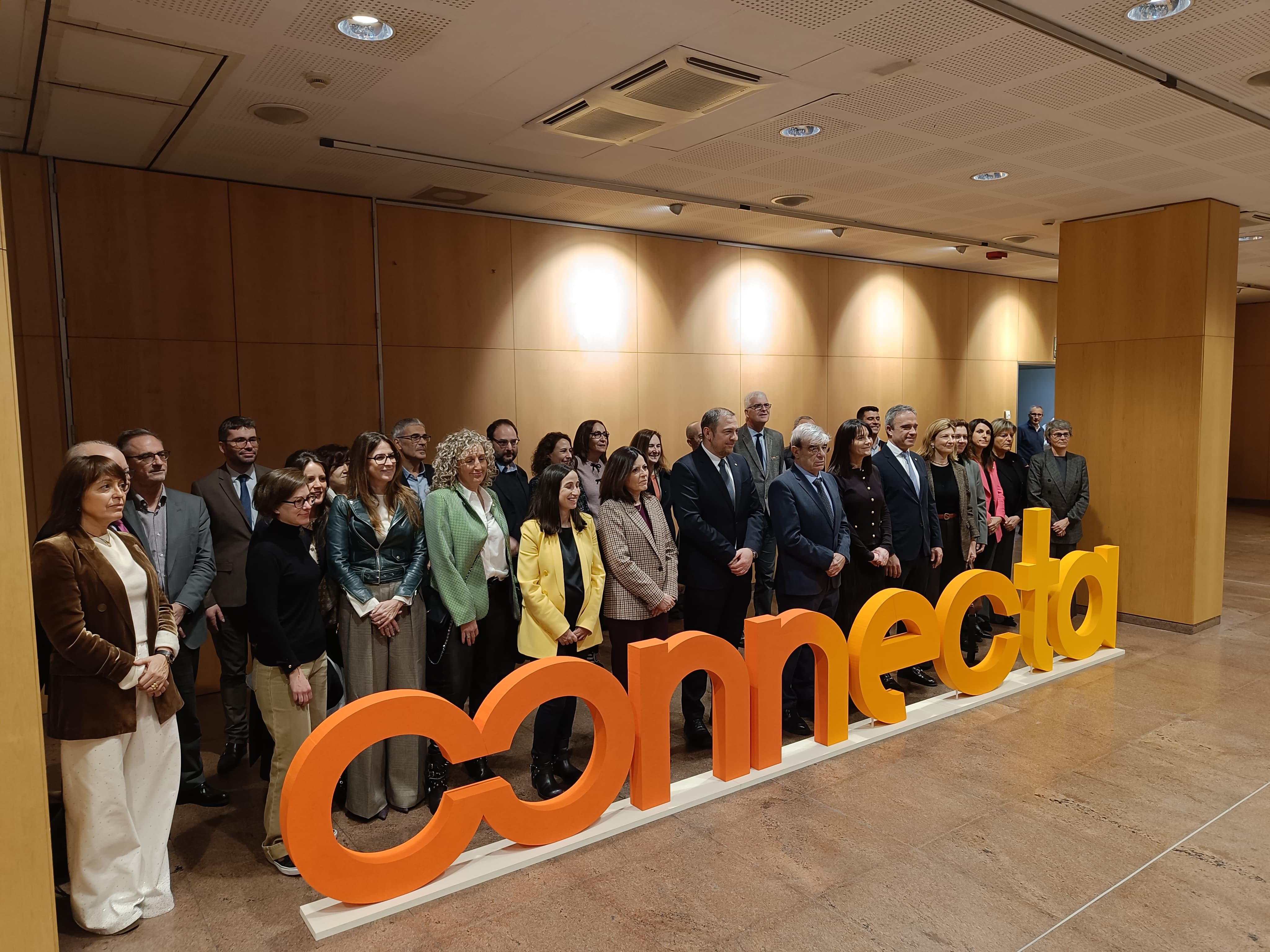 Les autoritats durant la inauguració del saló Connecta.