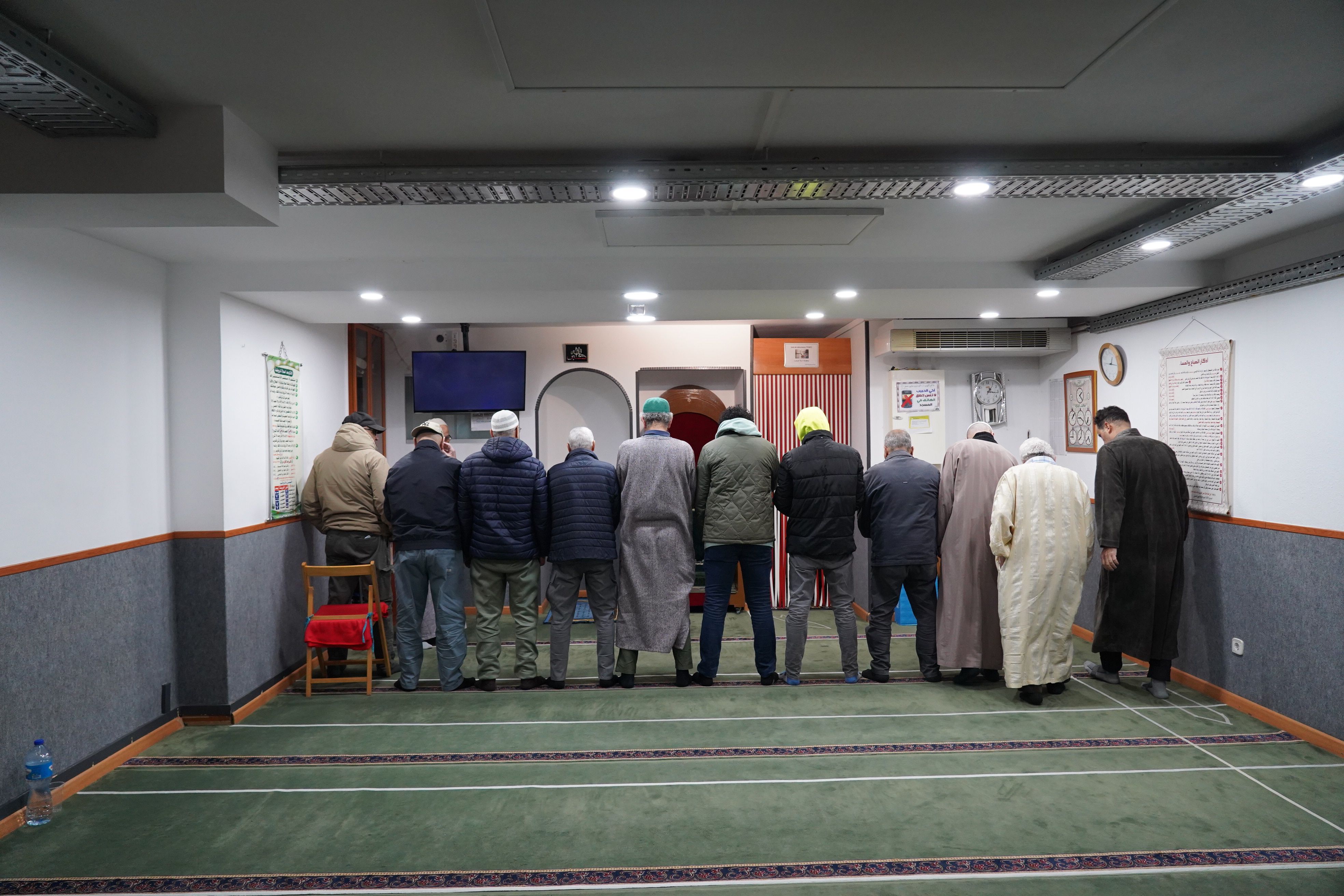 Fidels preparant-se per a la pregària al Centre Cultural Islàmic.