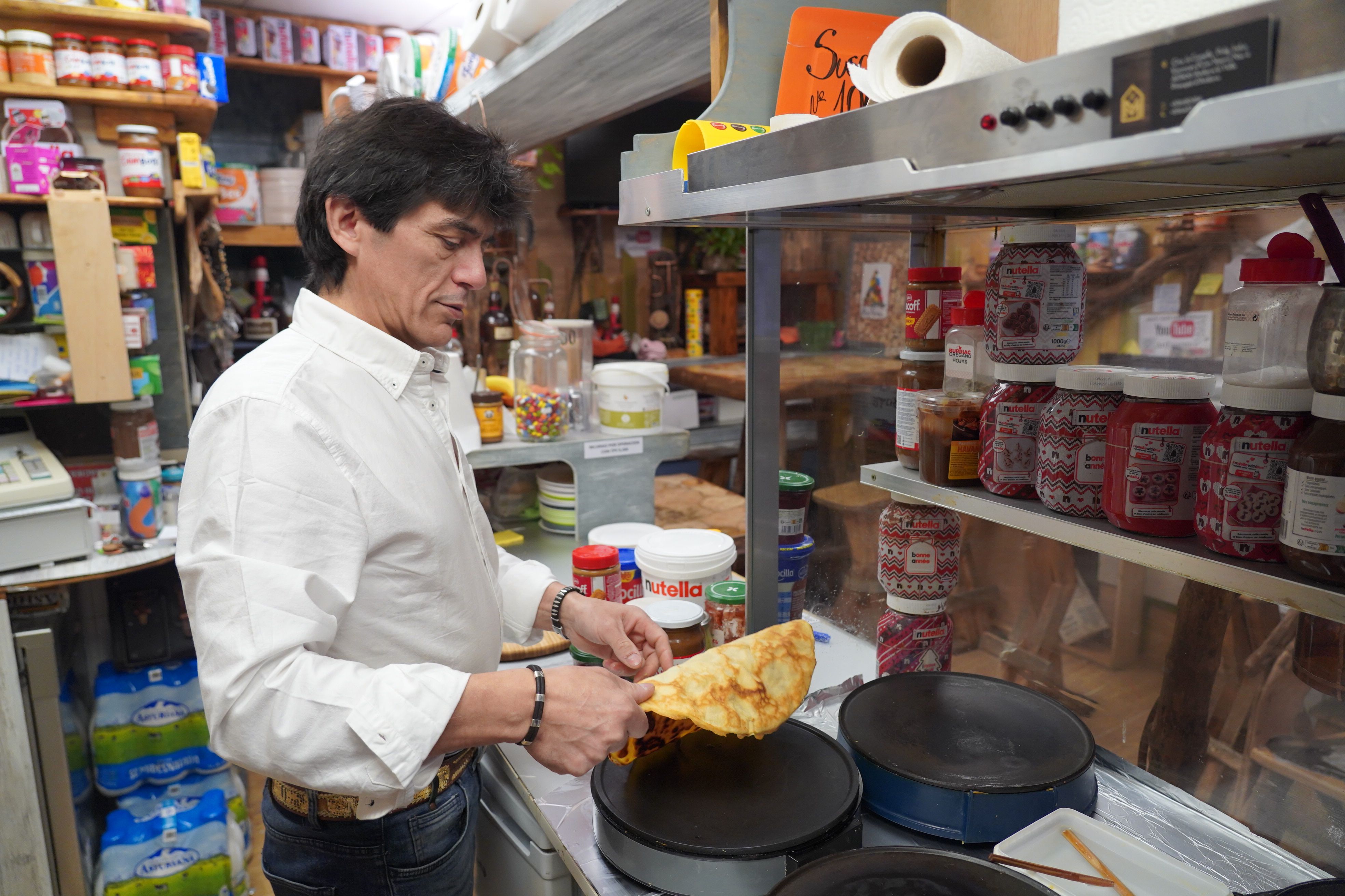 Ledesma preparant una crep.