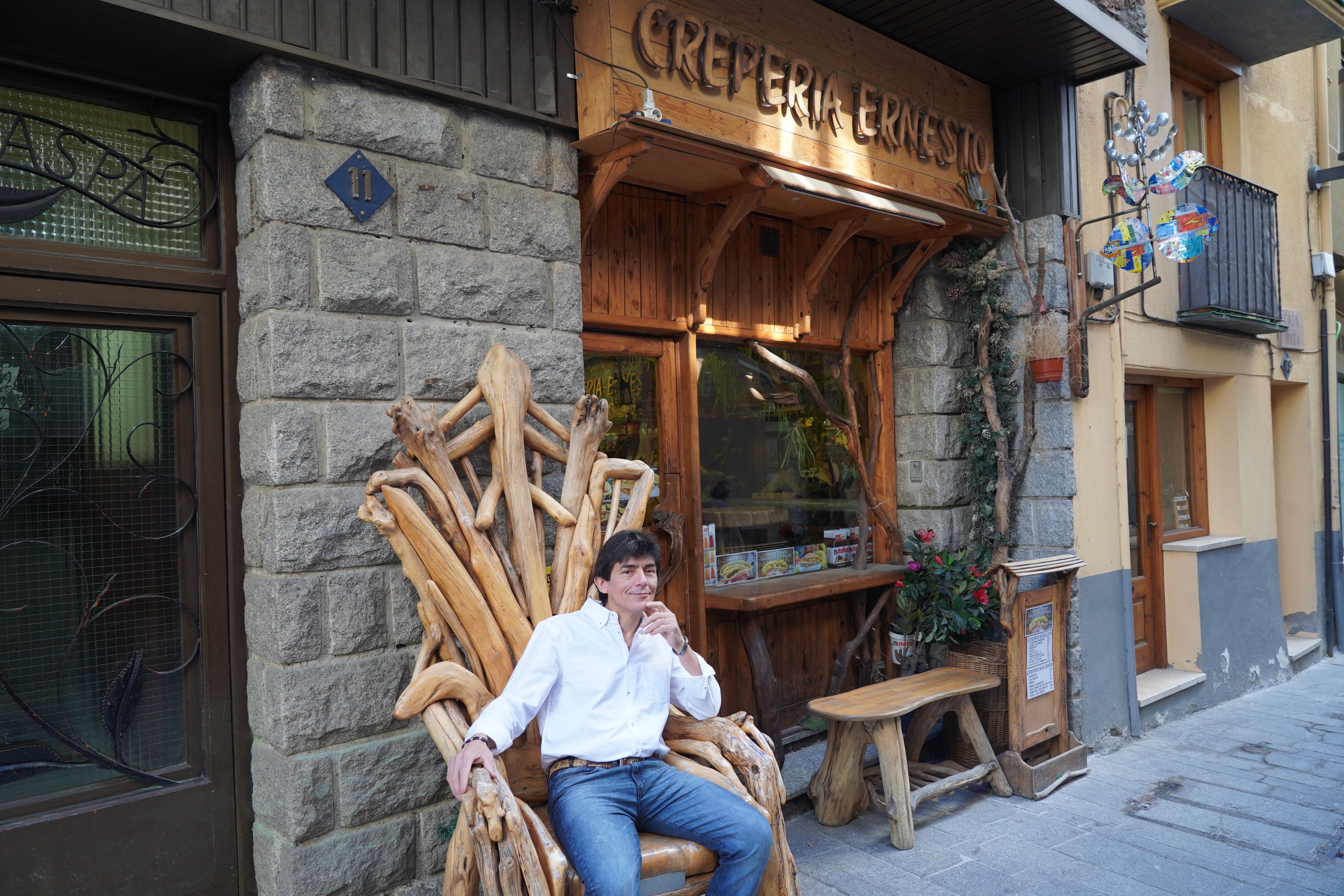 Ledesma a l’exterior del seu negoci. Ledesma a l’exterior del seu negoci.