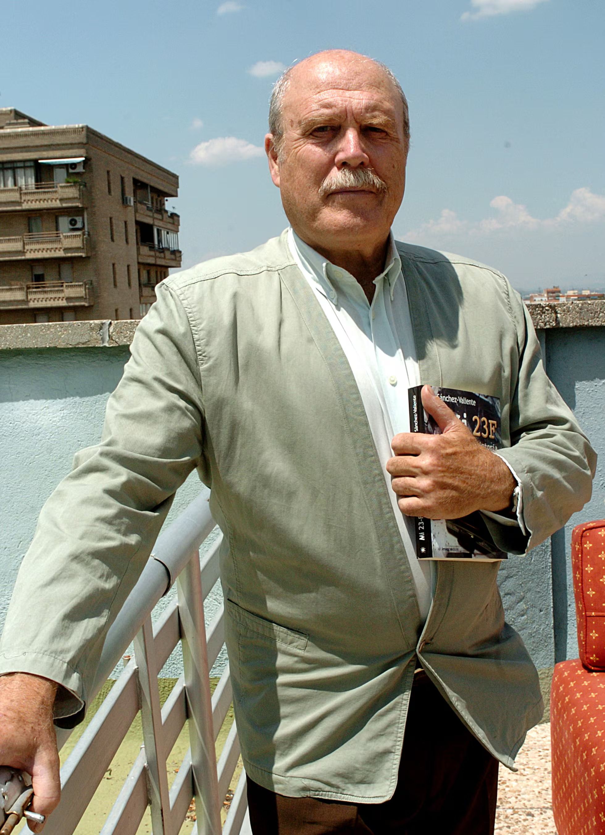 El capità Gil Sánchez-Valiente durant la presentació del seu llibre 'Mi 23-F. Historia de un maletín', l'any 2006.