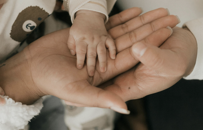 imatge recurs d'uns pares amb la seva filla.