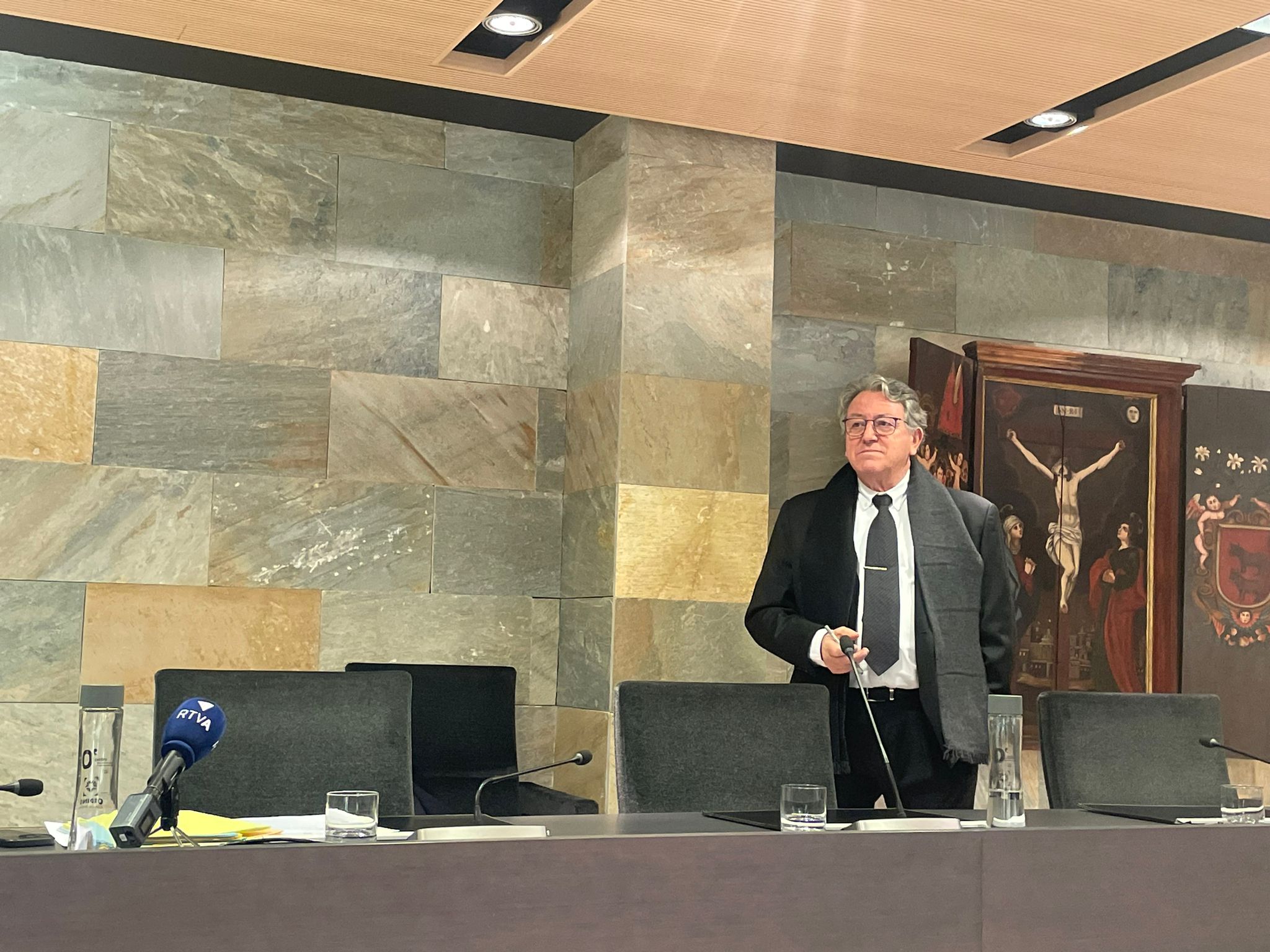 Enric Dolsa a la sala de plens del comú. Enric Dolsa a la sala de plens del comú.