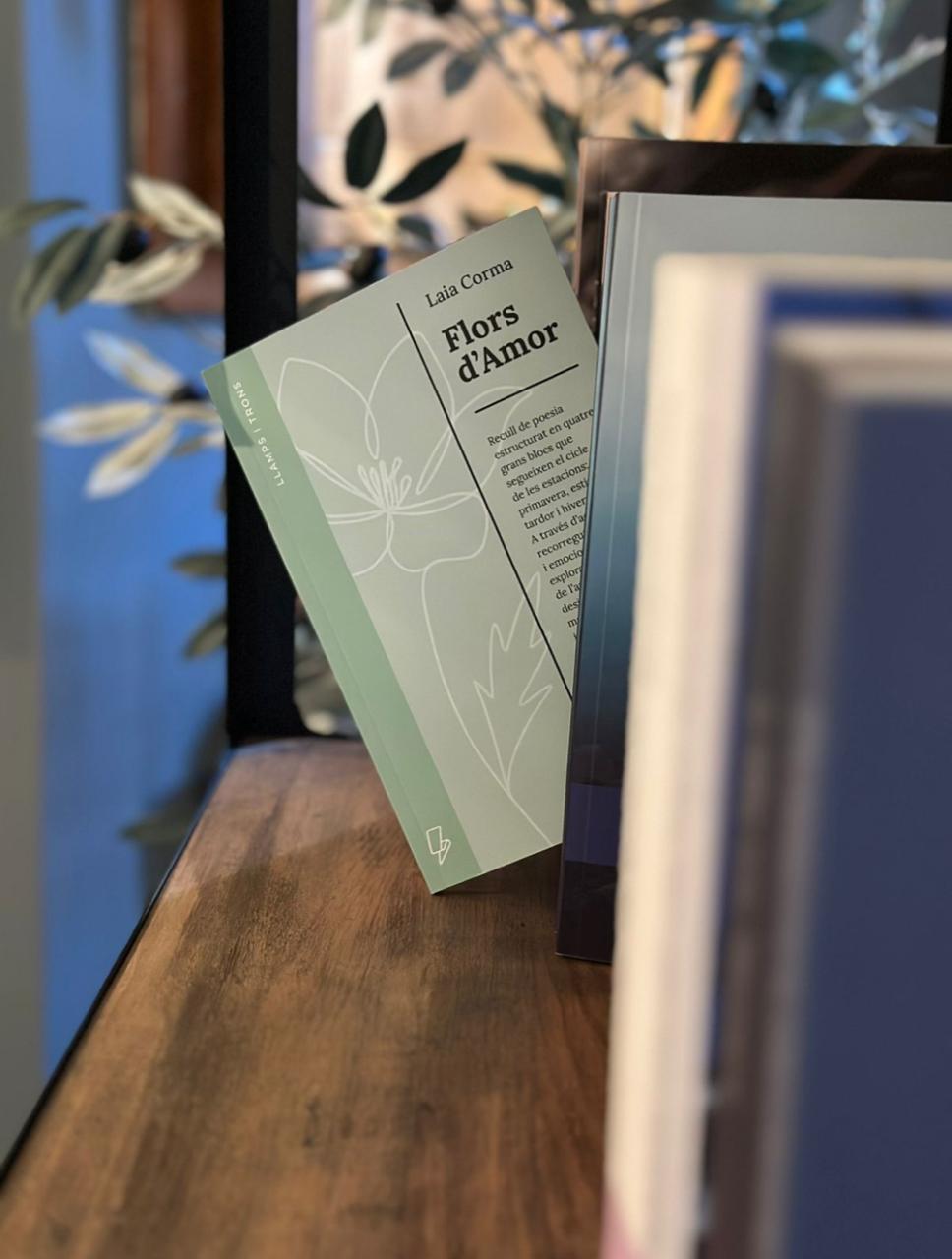 Portada de 'Flors d'amor', el segon poemari de Laia Corma. // L.C.