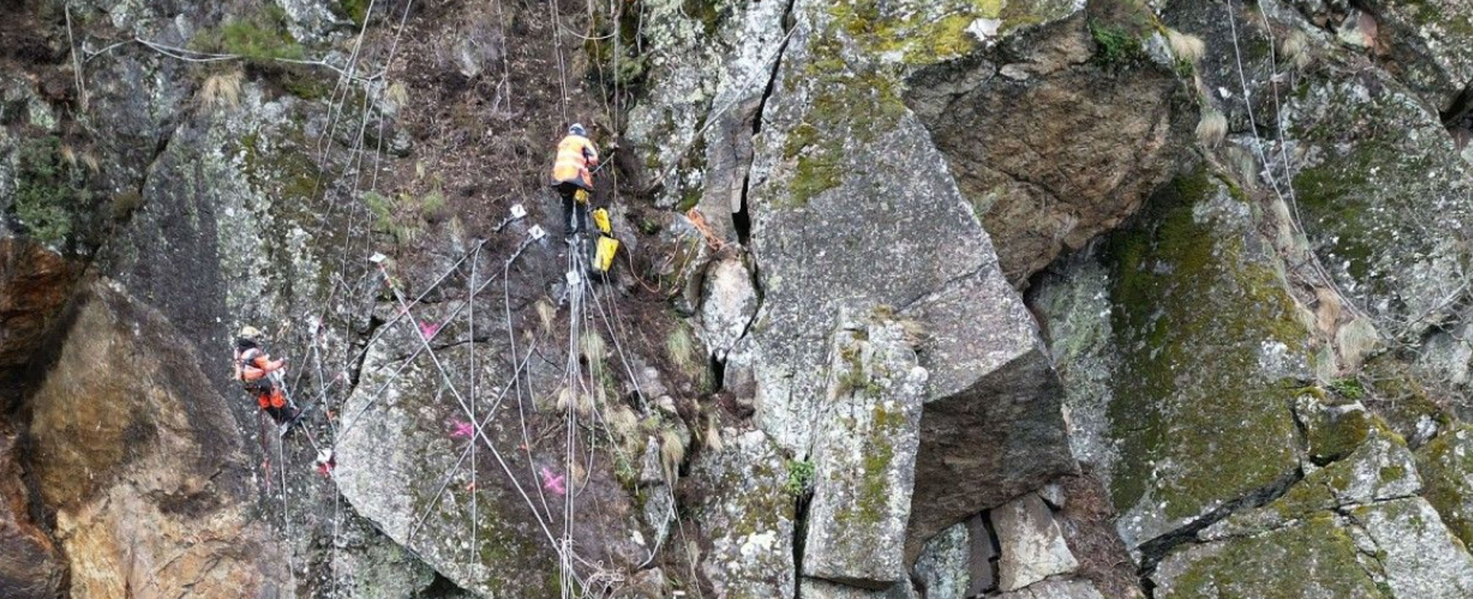 Dos operaris treballant en la consolidació del talús. Dos operaris treballant en la consolidació del talús.