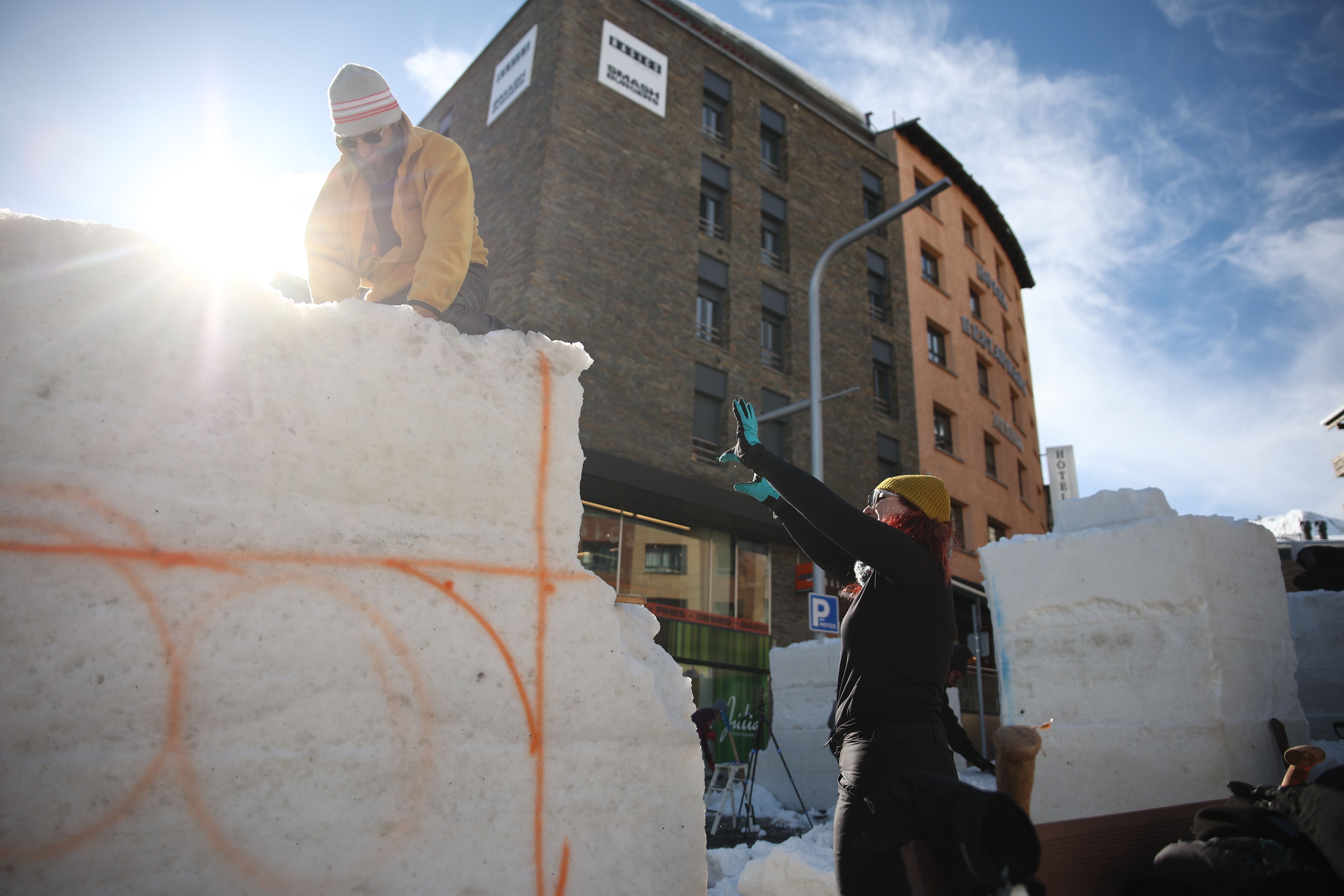Una imatge dels treballs dels escultors professionals. Una imatge dels treballs dels escultors professionals.