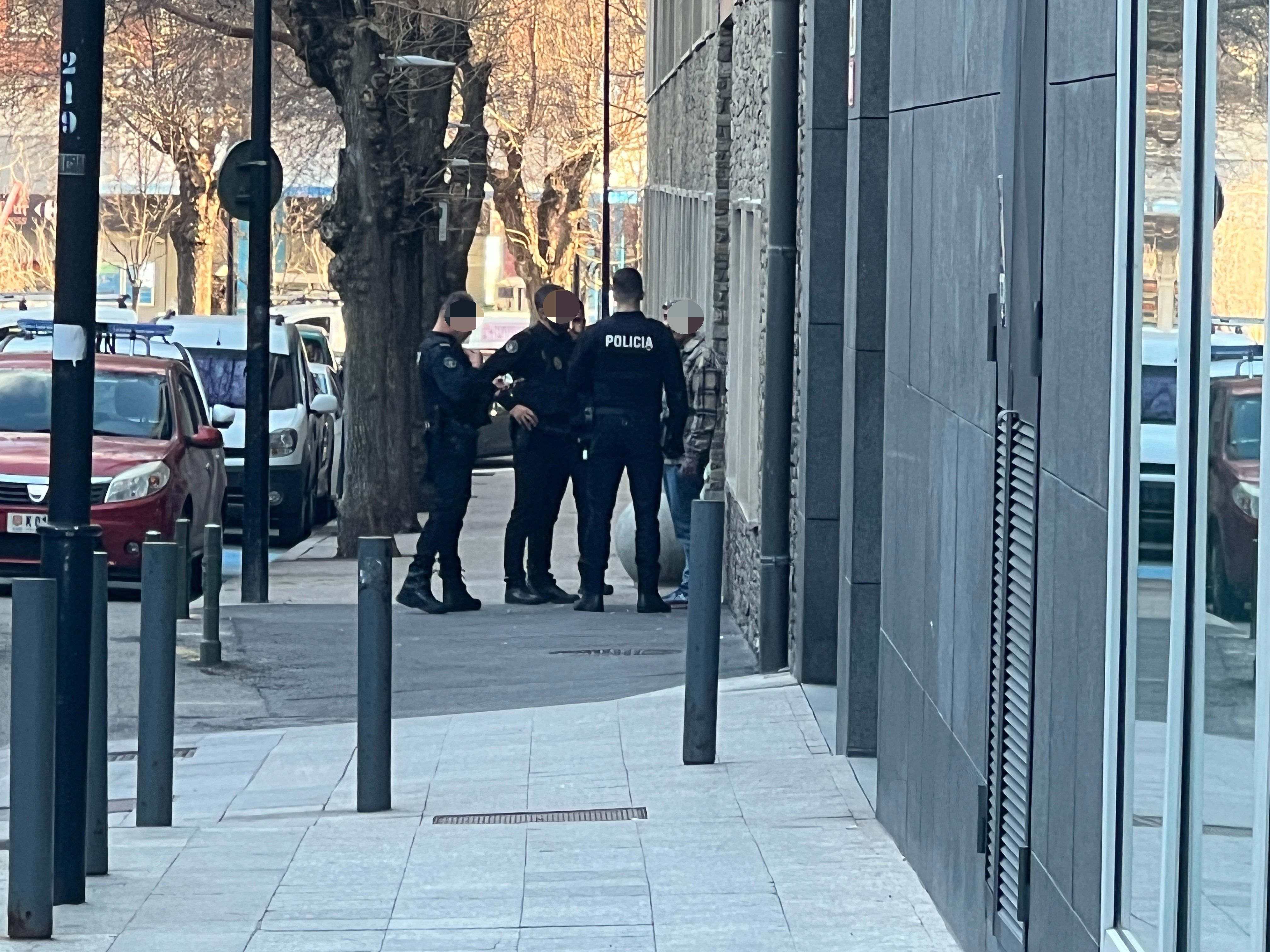 Quatre agents de policia demanant explicacions a un dels implicats.