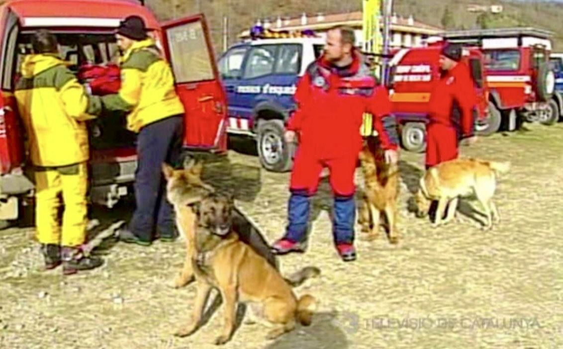Bombers i policies andorrans en una imatge de Televisió de Catalunya. Bombers i policies andorrans en una imatge de Televisió de Catalunya.