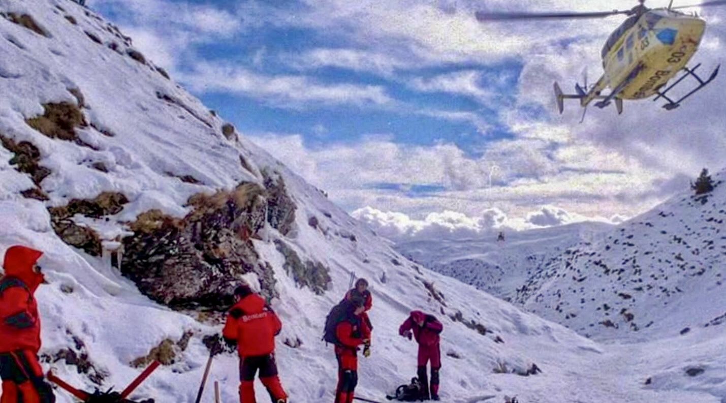 El pas d'helicòpters era gairebé constant. El pas d'helicòpters era gairebé constant.