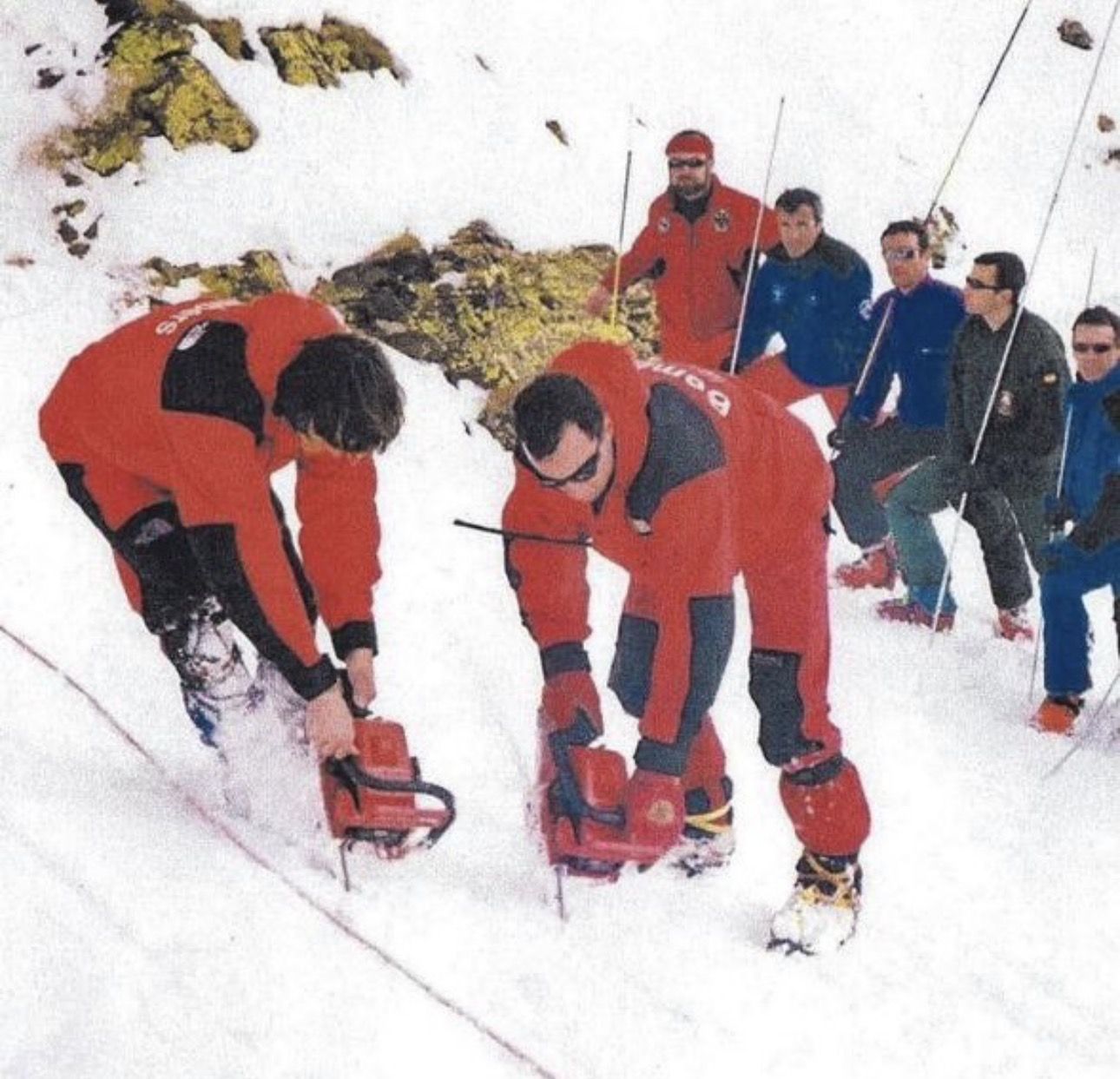Bombers catalans mirant d'obrir espais per a la cerca amb motoserres. Bombers catalans mirant d'obrir espais per a la cerca amb motoserres.