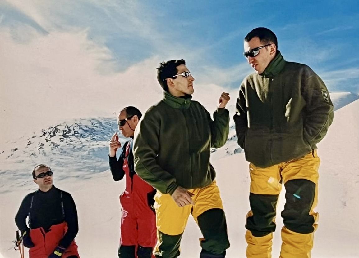 En primer terme, dos dels policies andorrans que van ser al Balandrau, Isak Lax (ara bomber) i Àlvar Baró (ja jubilat), rere seu els bombers Xavier Bertran i Joan Carles Recasens.. En primer terme, dos dels policies andorrans que van ser al Balandrau, Isak Lax (ara bomber) i Àlvar Baró (ja jubilat), rere seu els bombers Xavier Bertran i Joan Carles Recasens..