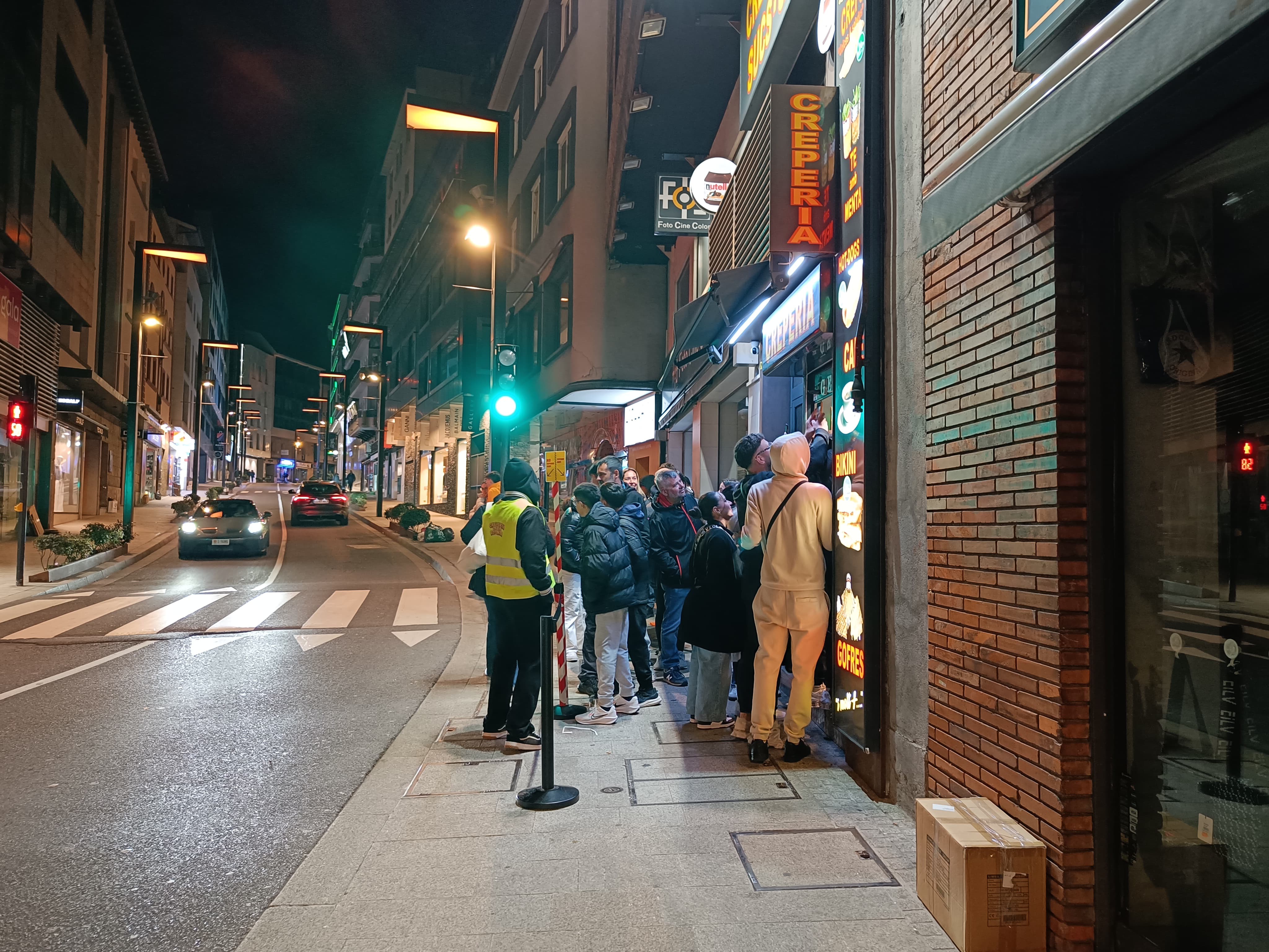 Clients fent cua a la creperia de la Rotonda aquesta setmana. Clients fent cua a la creperia de la Rotonda aquesta setmana.