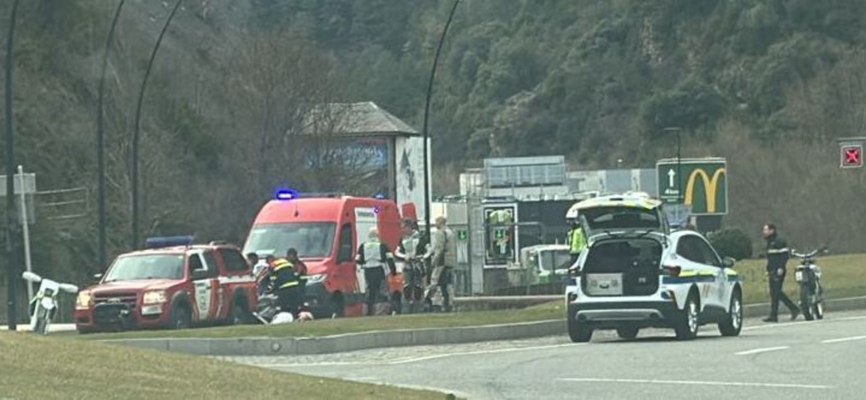 Els serveis d'emergència atenent l'accidentat.