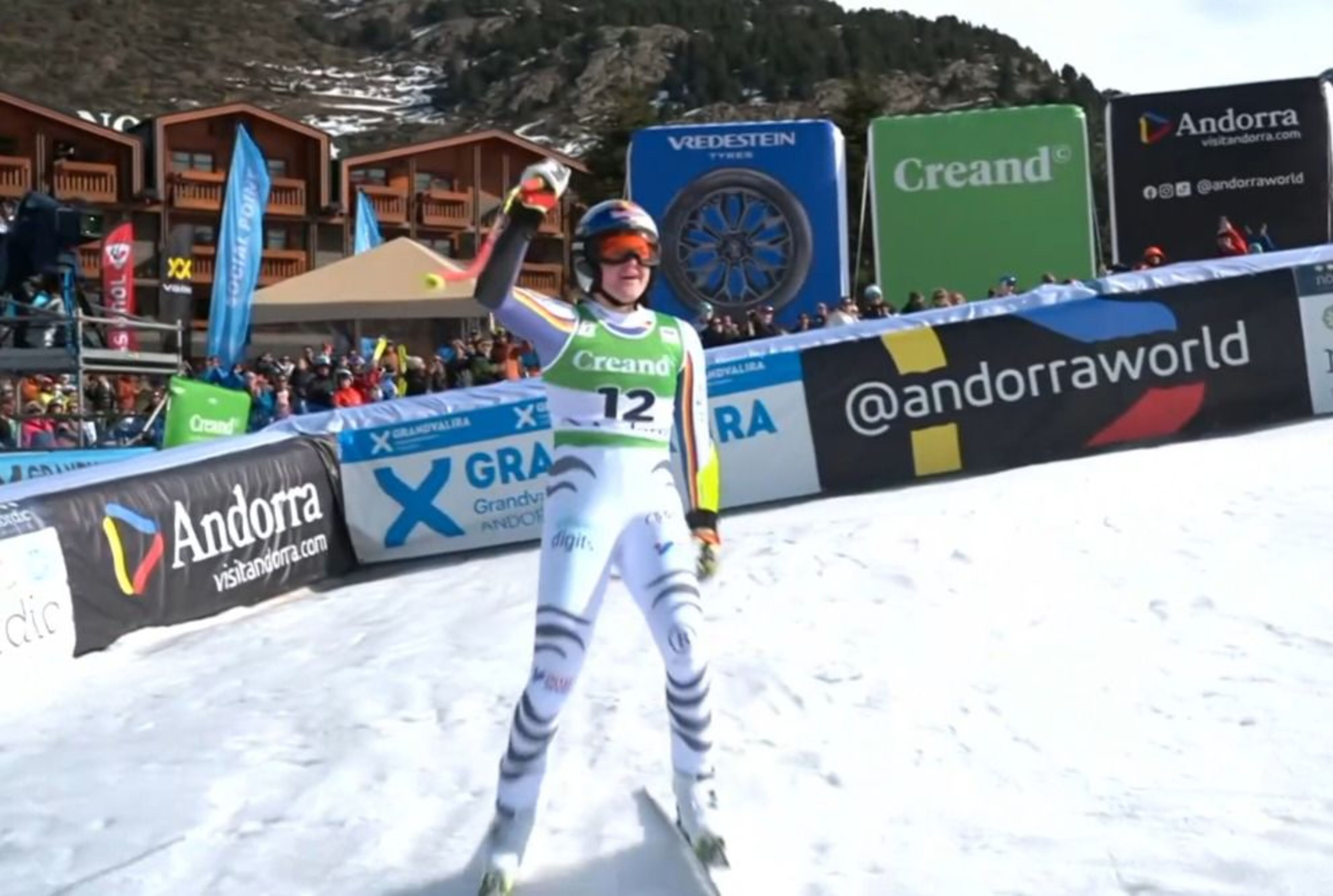 Emma Aicher celebrant el bon resultat a l'arribada.