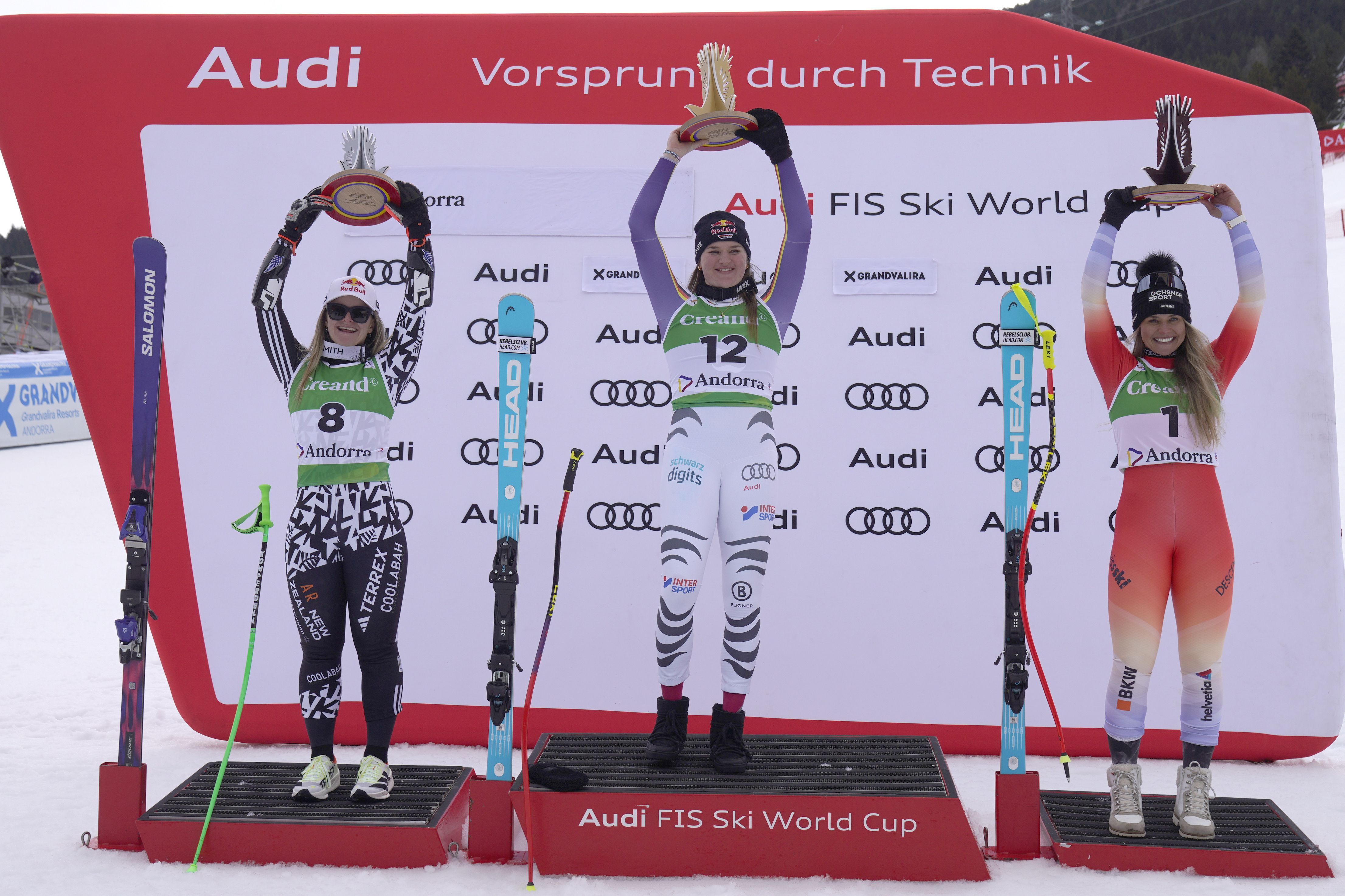 Les tres integrants del podi, amb els seus respectius trofejos.