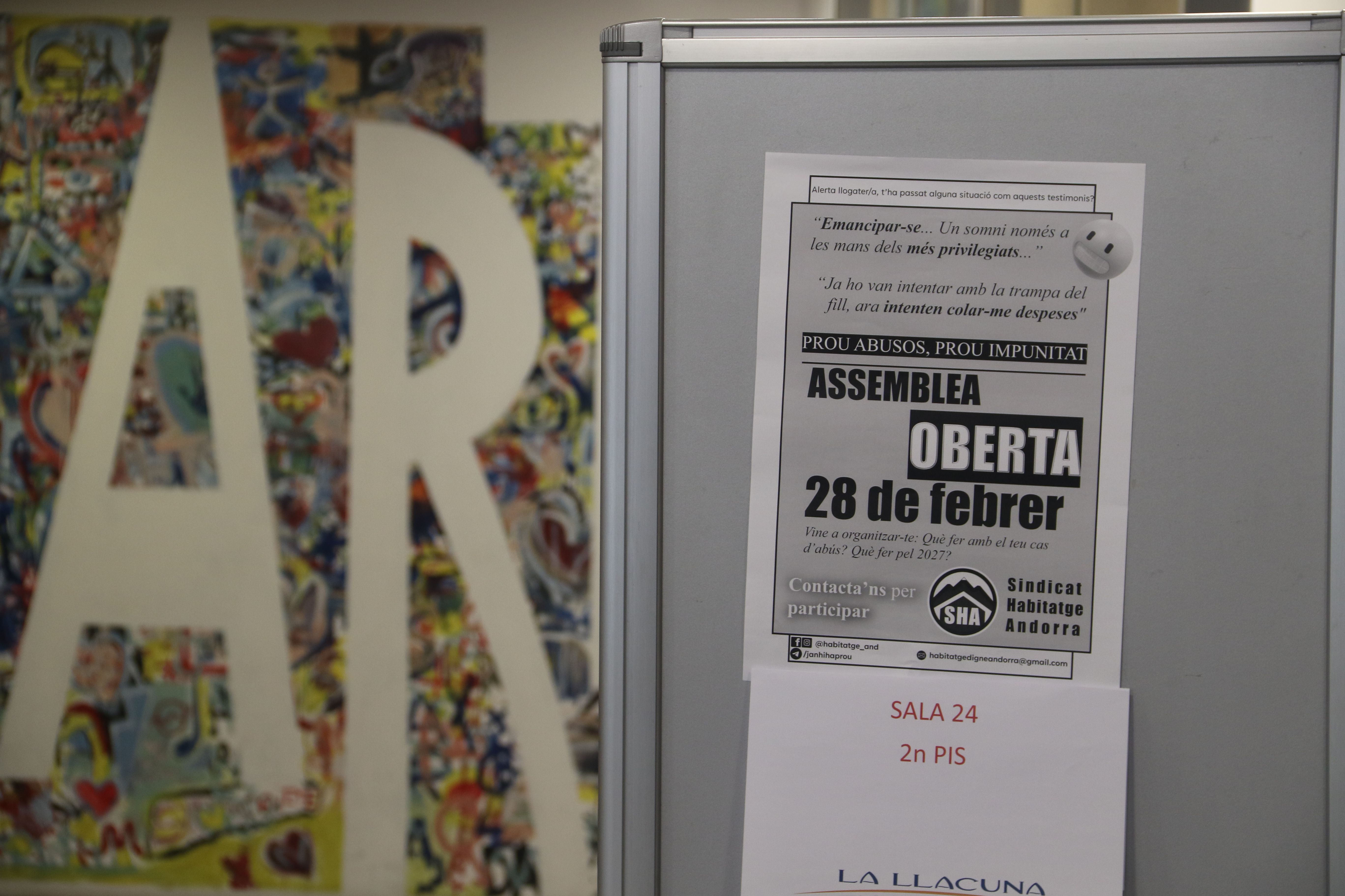 El rètol de la convocatòria al vestíbul de la Llacuna.