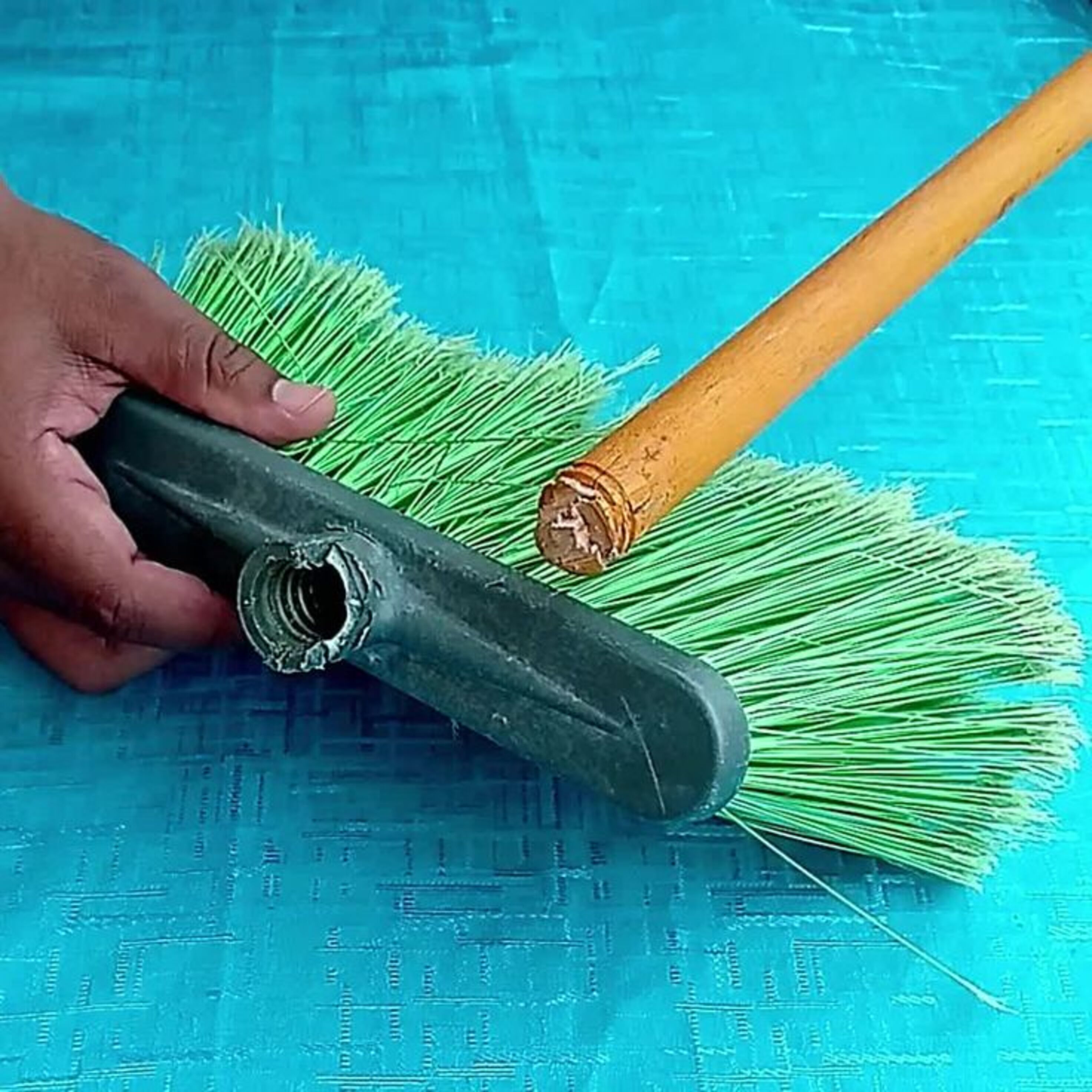 Una escombra trencada.