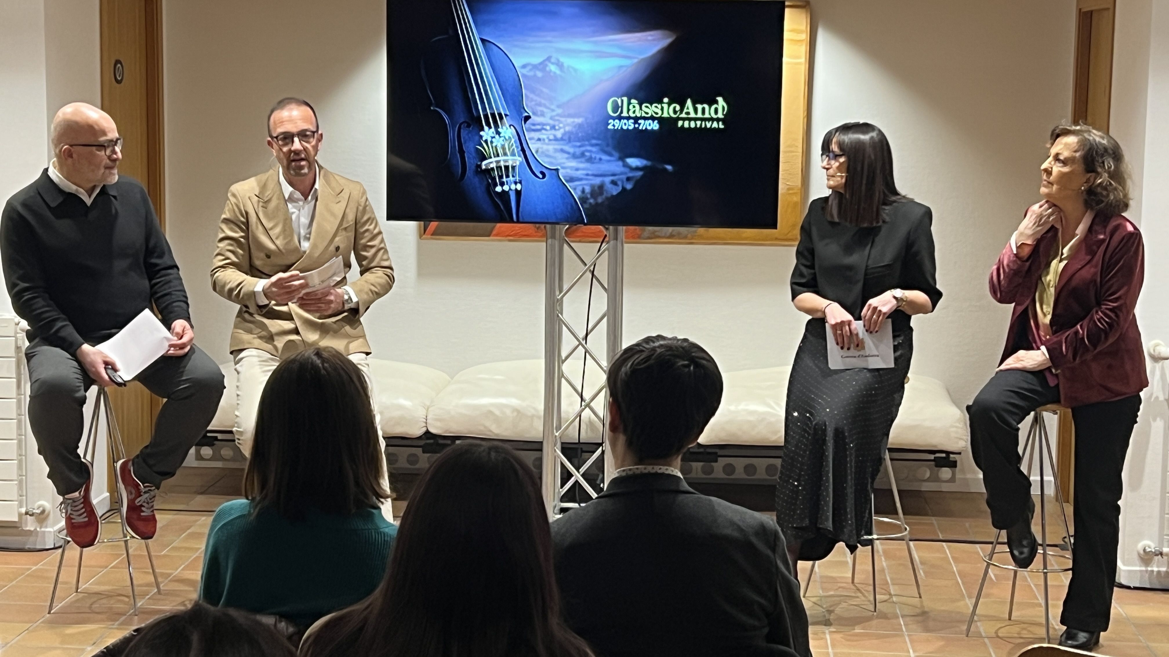 Joan Anton Rechi, Jordi Torres, Mònica Bonell i la cantaora Carmen Linares en la presentació de la quarta edició del Clàssicand. Joan Anton Rechi, Jordi Torres, Mònica Bonell i la cantaora Carmen Linares en la presentació de la quarta edició del Clàssicand.