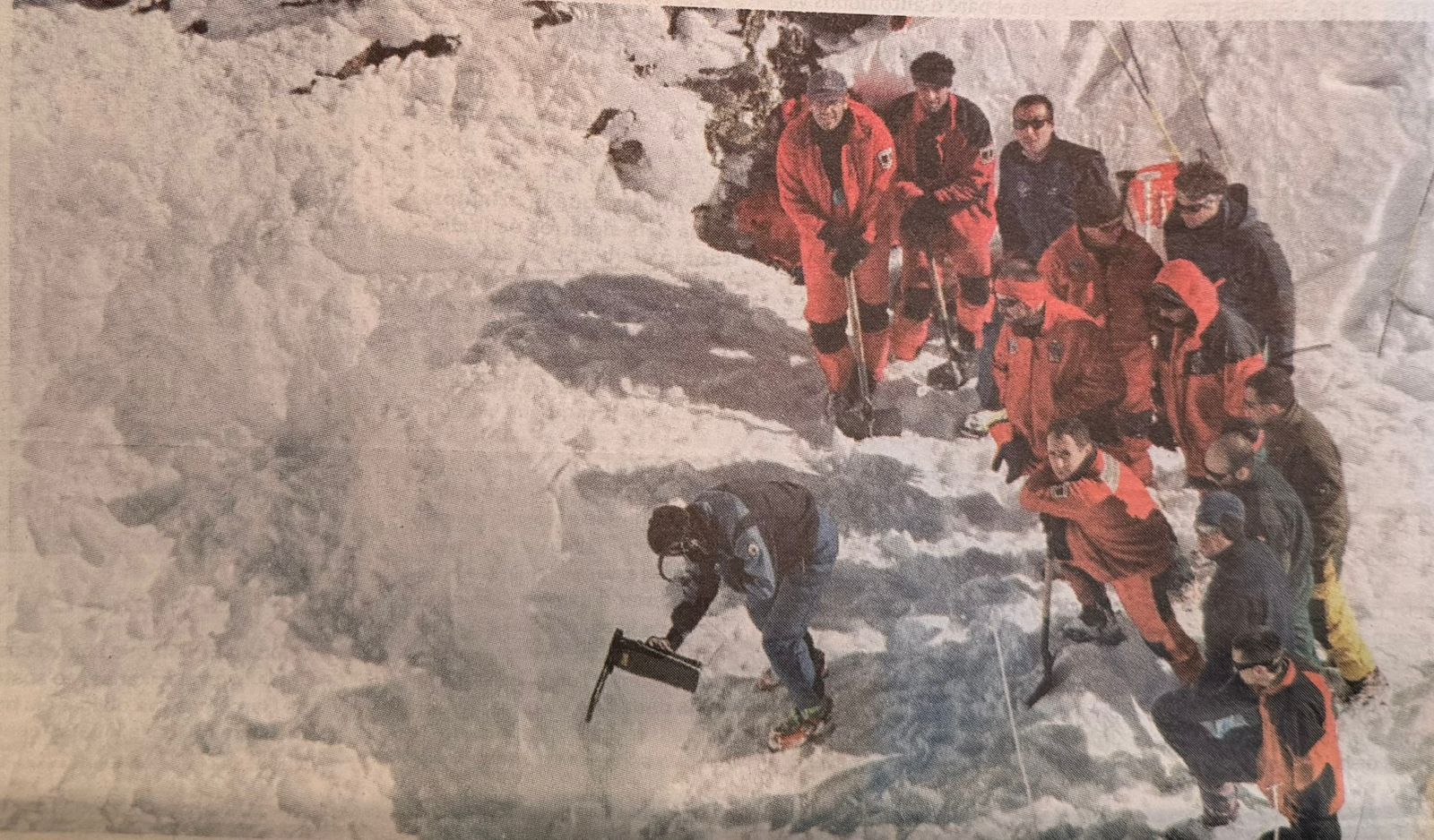 Els efectius andorrans esperant els resultats del Recco usat per un gendarme. Els efectius andorrans esperant els resultats del Recco usat per un gendarme.