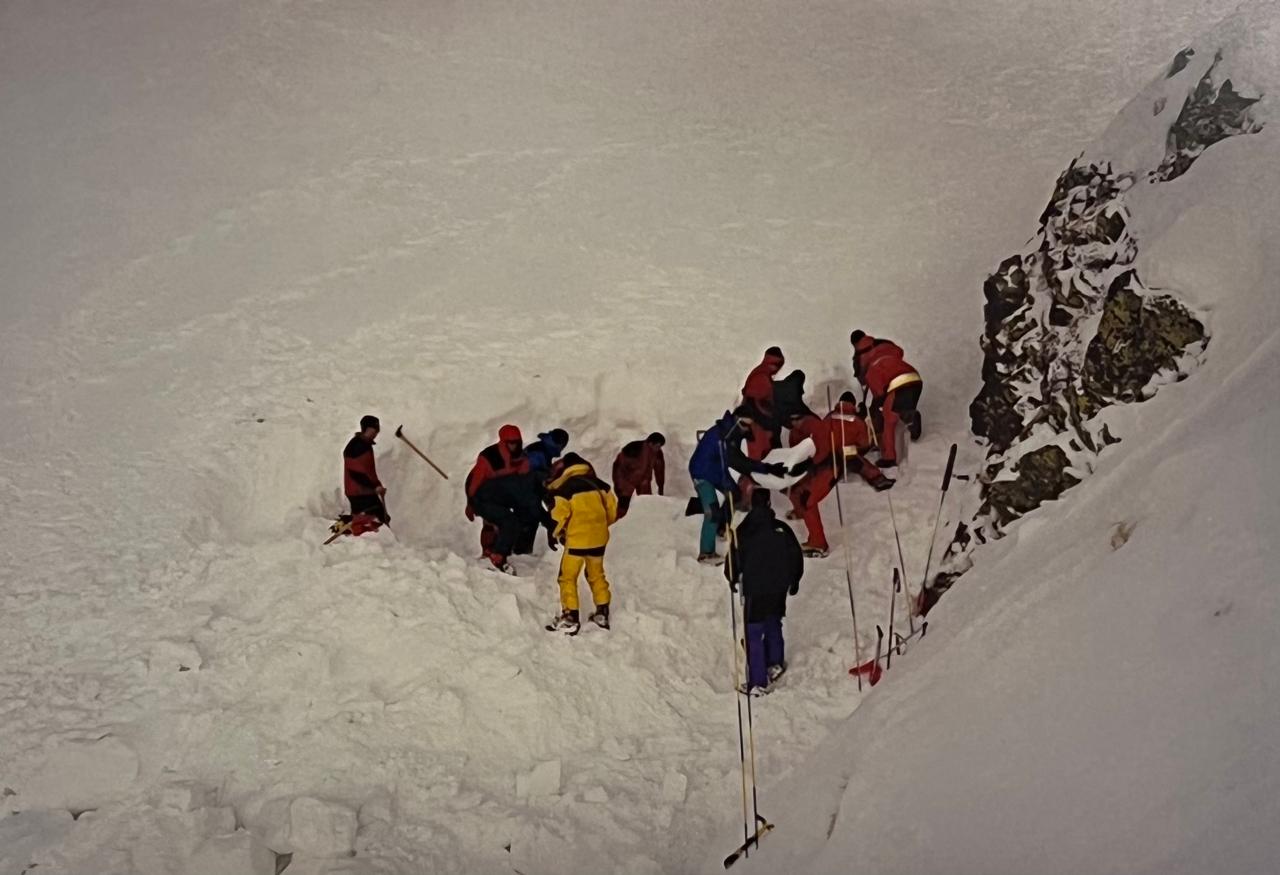 Policies i bombers andorrans en plena feina. Policies i bombers andorrans en plena feina.