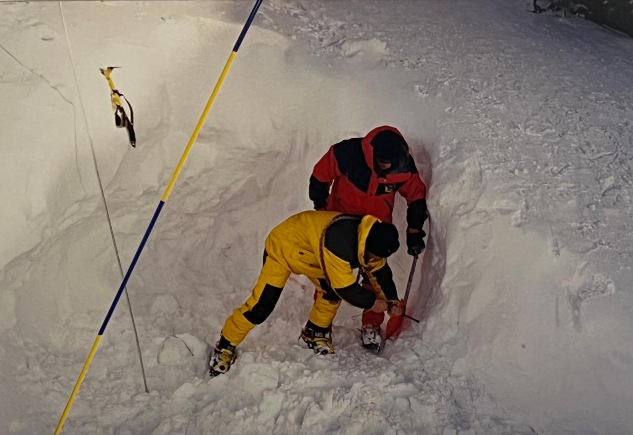 Un policia i un bomber andorrans treballant a la muntanya. Un policia i un bomber andorrans treballant a la muntanya.