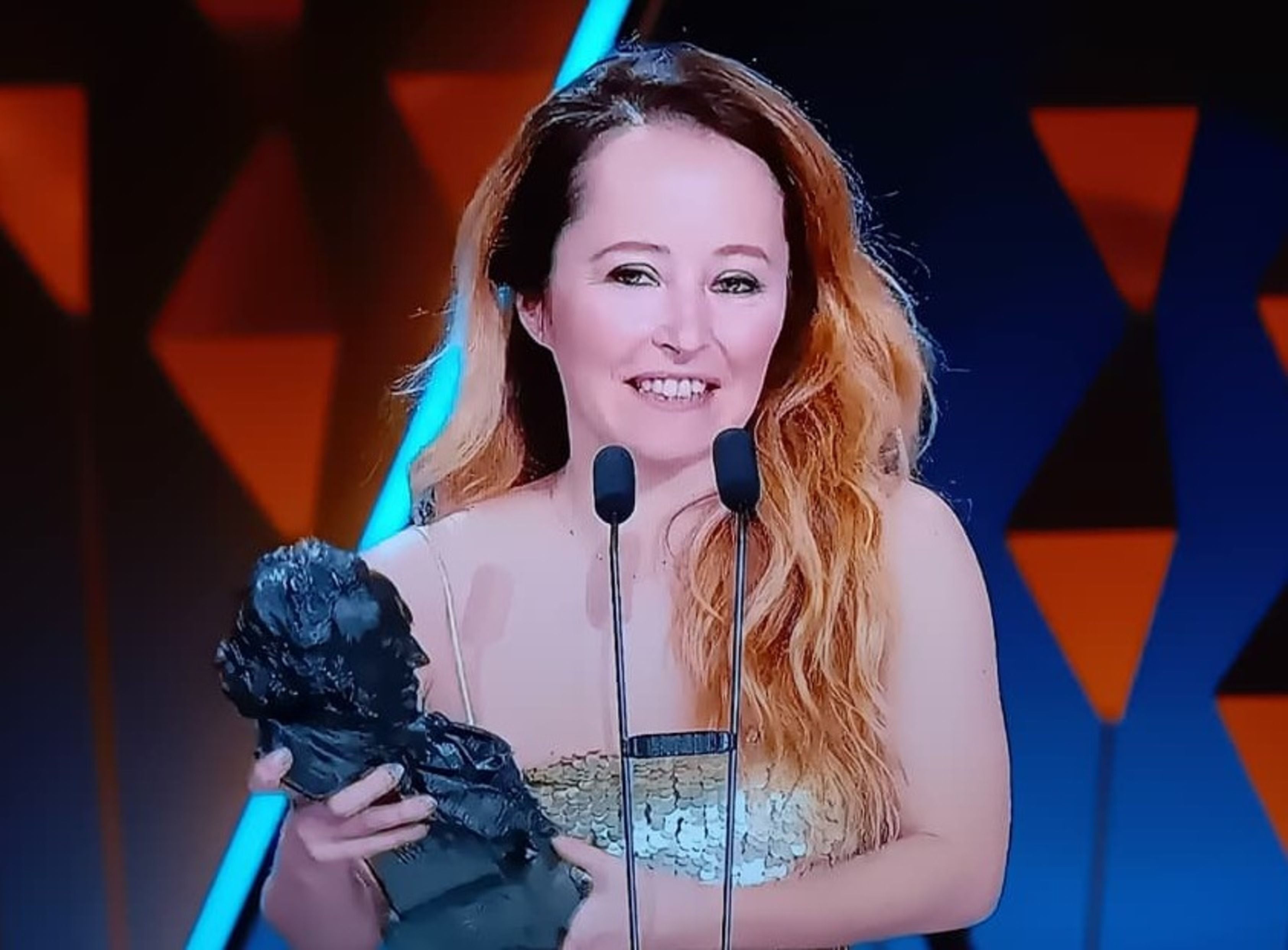 Laia Ateca amb l'estàtua dels Goya.