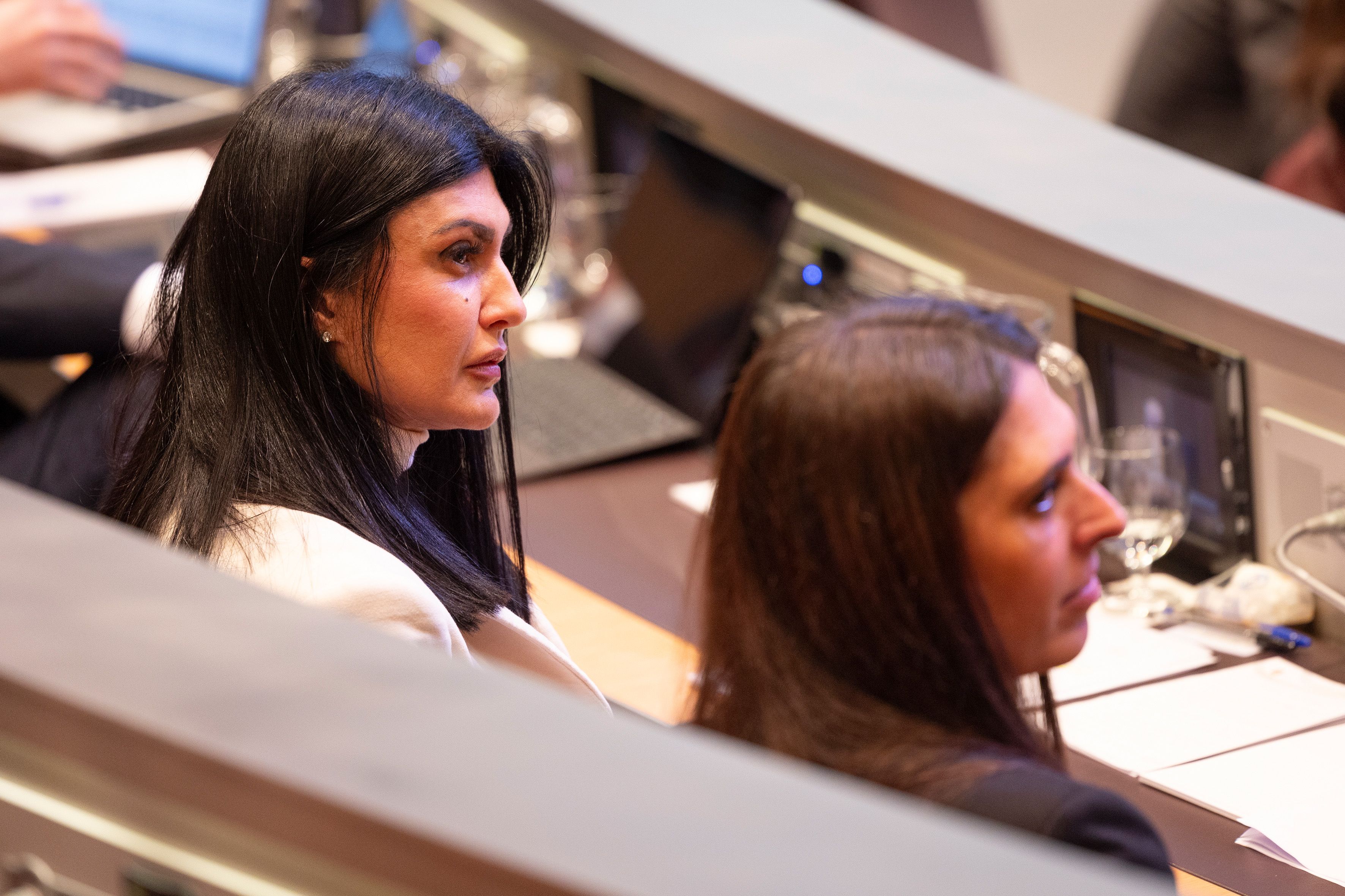 Carine Montaner al costat de Noemí Amador en el seu escó parlamentari. Carine Montaner al costat de Noemí Amador en el seu escó parlamentari.