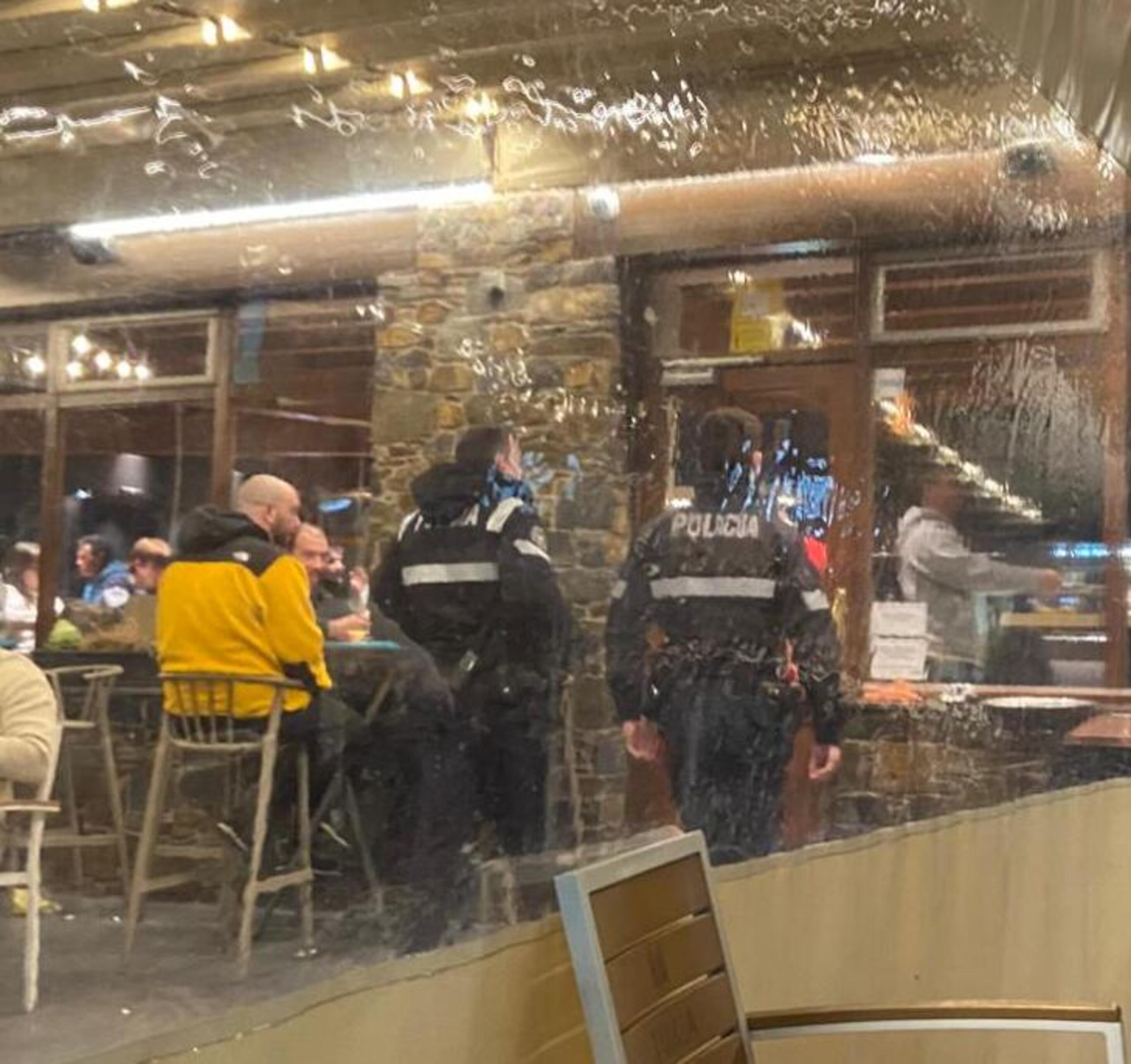 Dos agents dirigint-se a l'establiment. Dos agents dirigint-se a l'establiment.