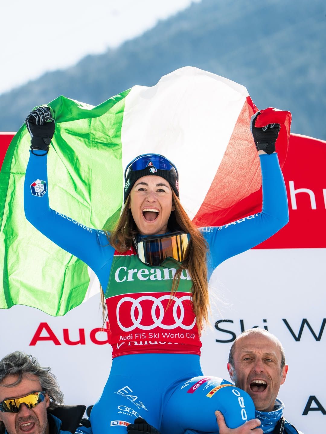 Goggia, celebrant ben amunt la victòria que l'apropa al Globus de Cristall. 