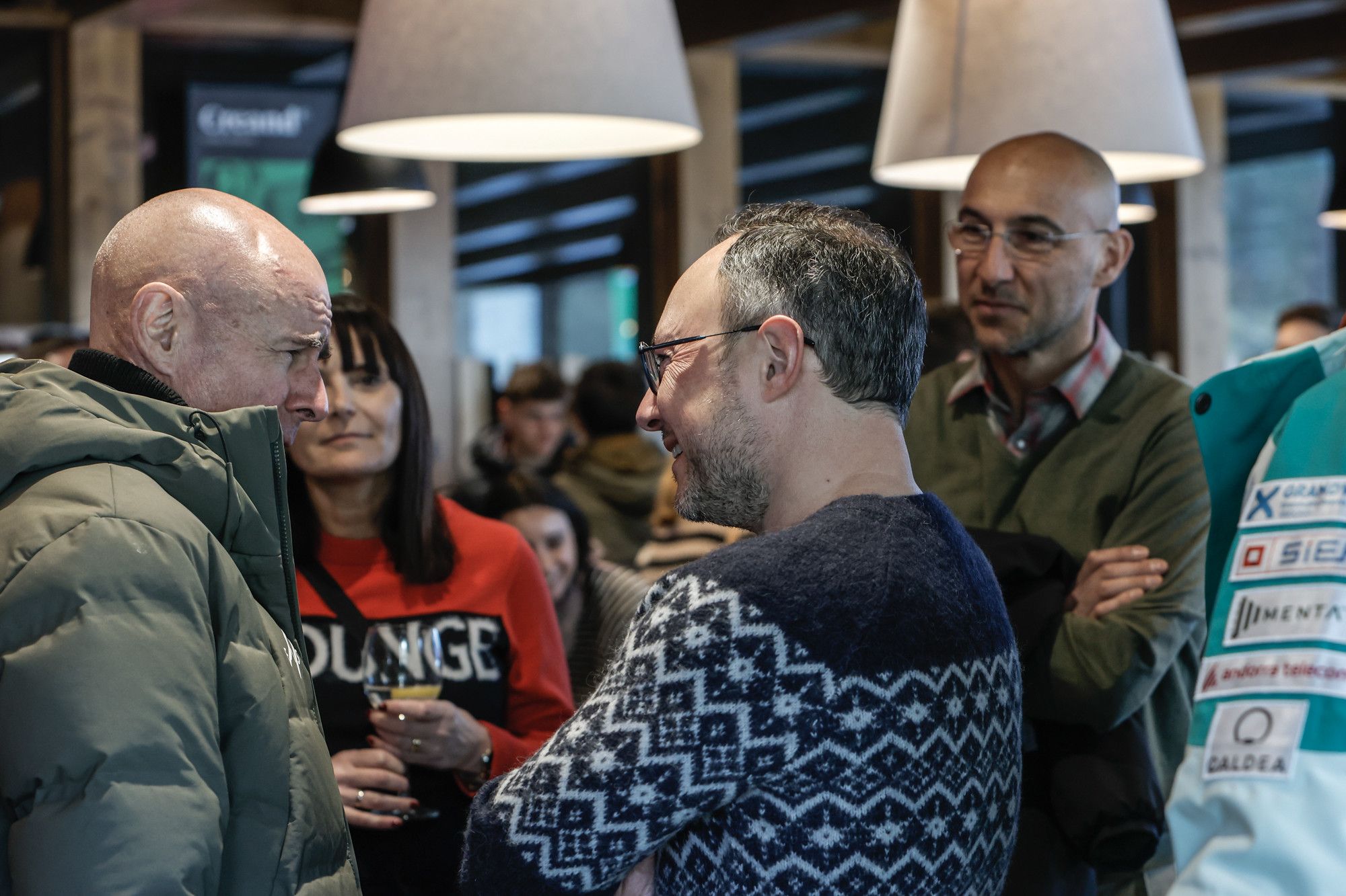 El president de la FIS, Johan Eliasch, conversant amb el cap de Govern. 