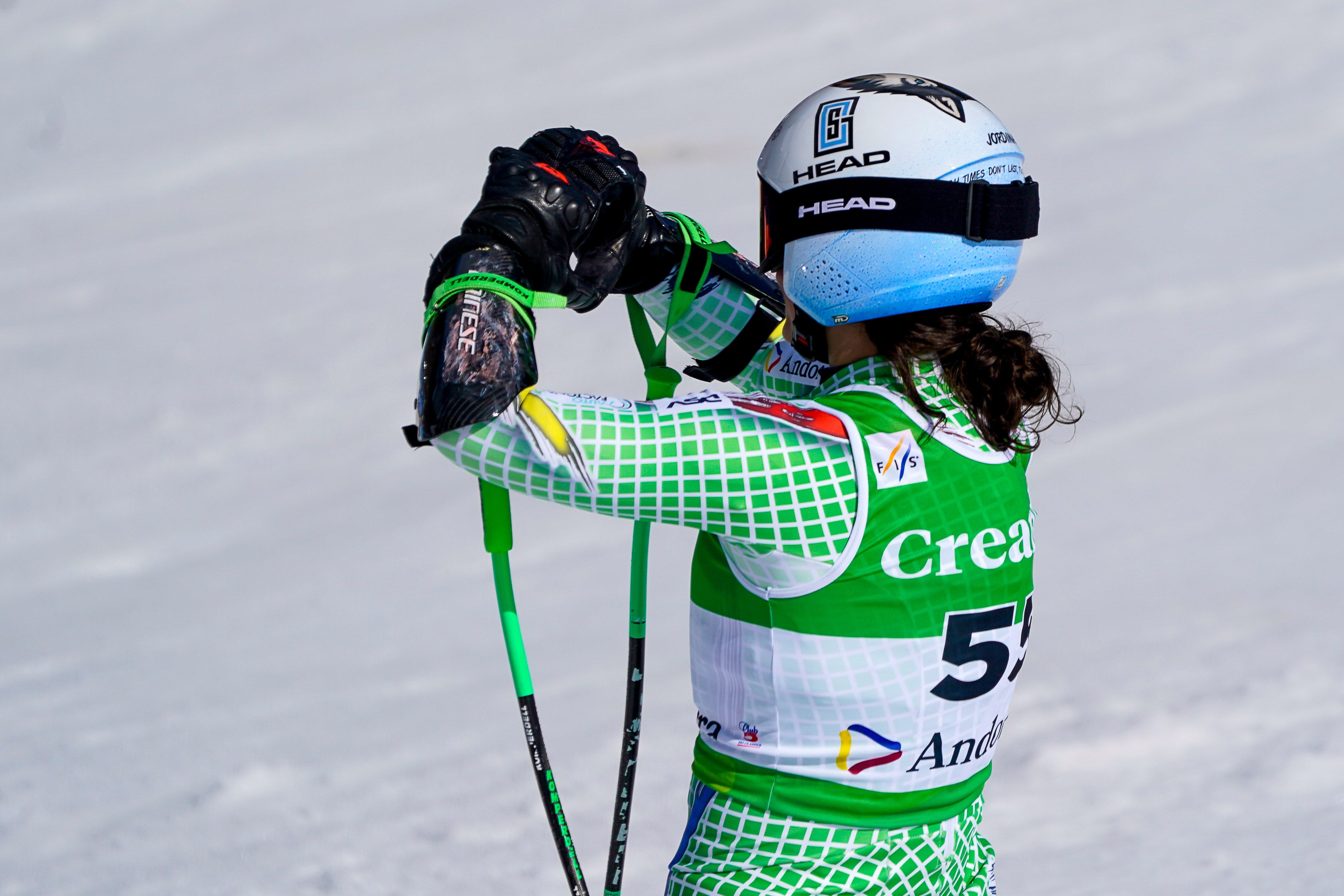 Jordina Caminal, mostrant el seu amor al públic després del supergegant d'aquest diumenge.