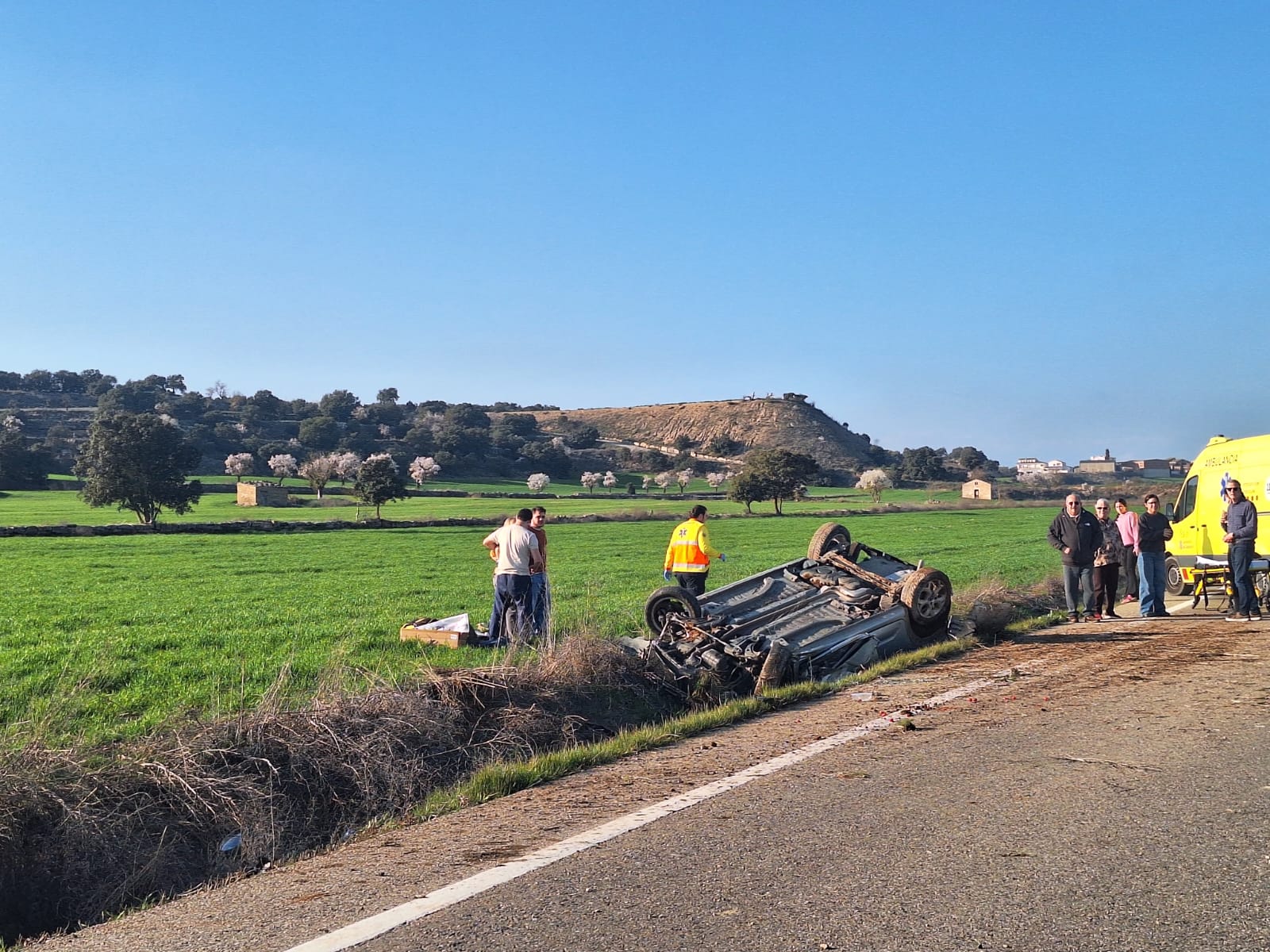 El turisme que ha acabat bolcat amb alguns dels ocupants, sanitaris i altres viatgers que s'han aturat a ajudar.