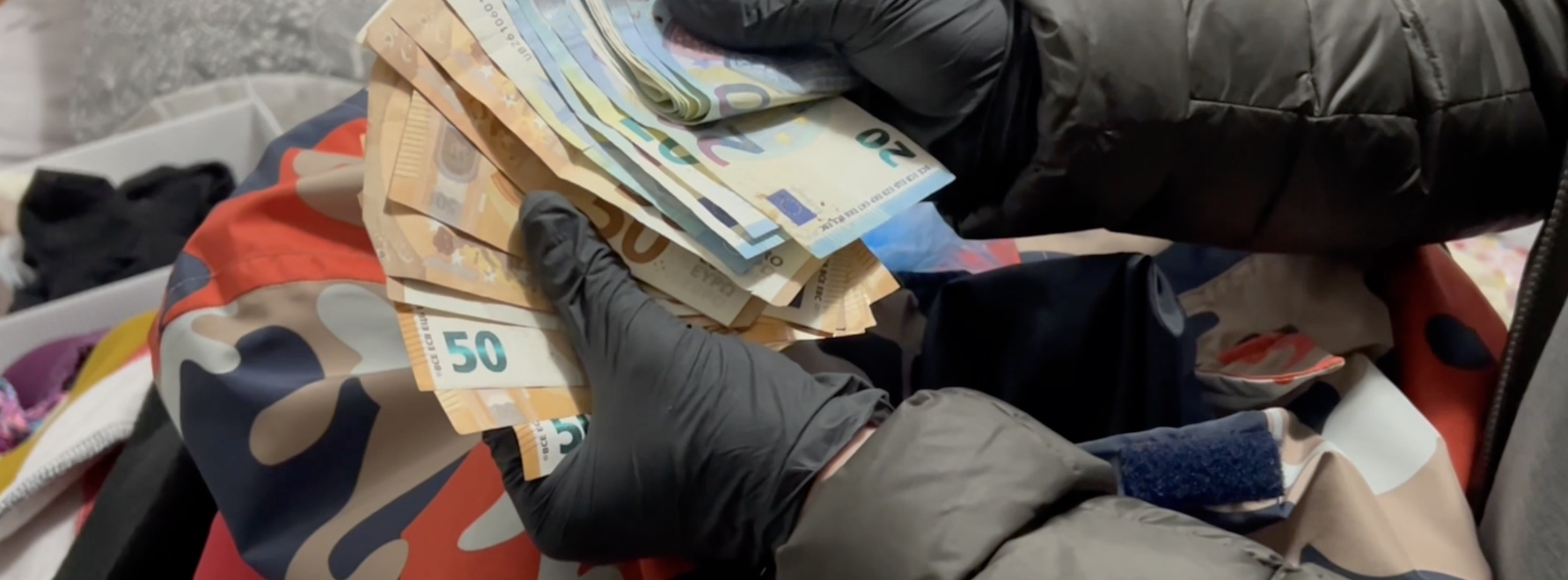 Diners localitzats dins d'una jaqueta d'un dels primers detinguts en la denominada 'Operació Llops'.