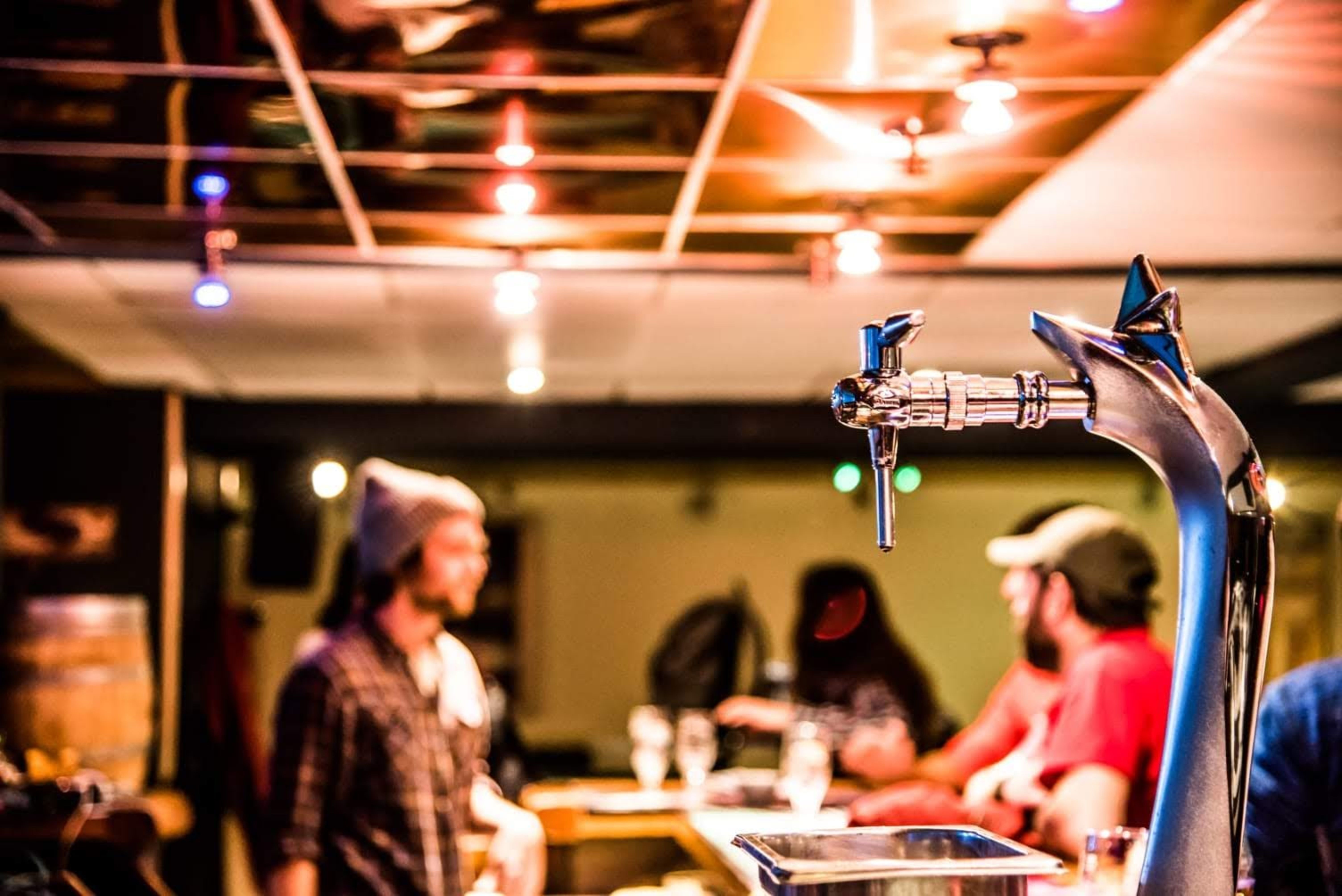 El client que va resultar agredit volia treure una beguda fora del local. El client que va resultar agredit volia treure una beguda fora del local.