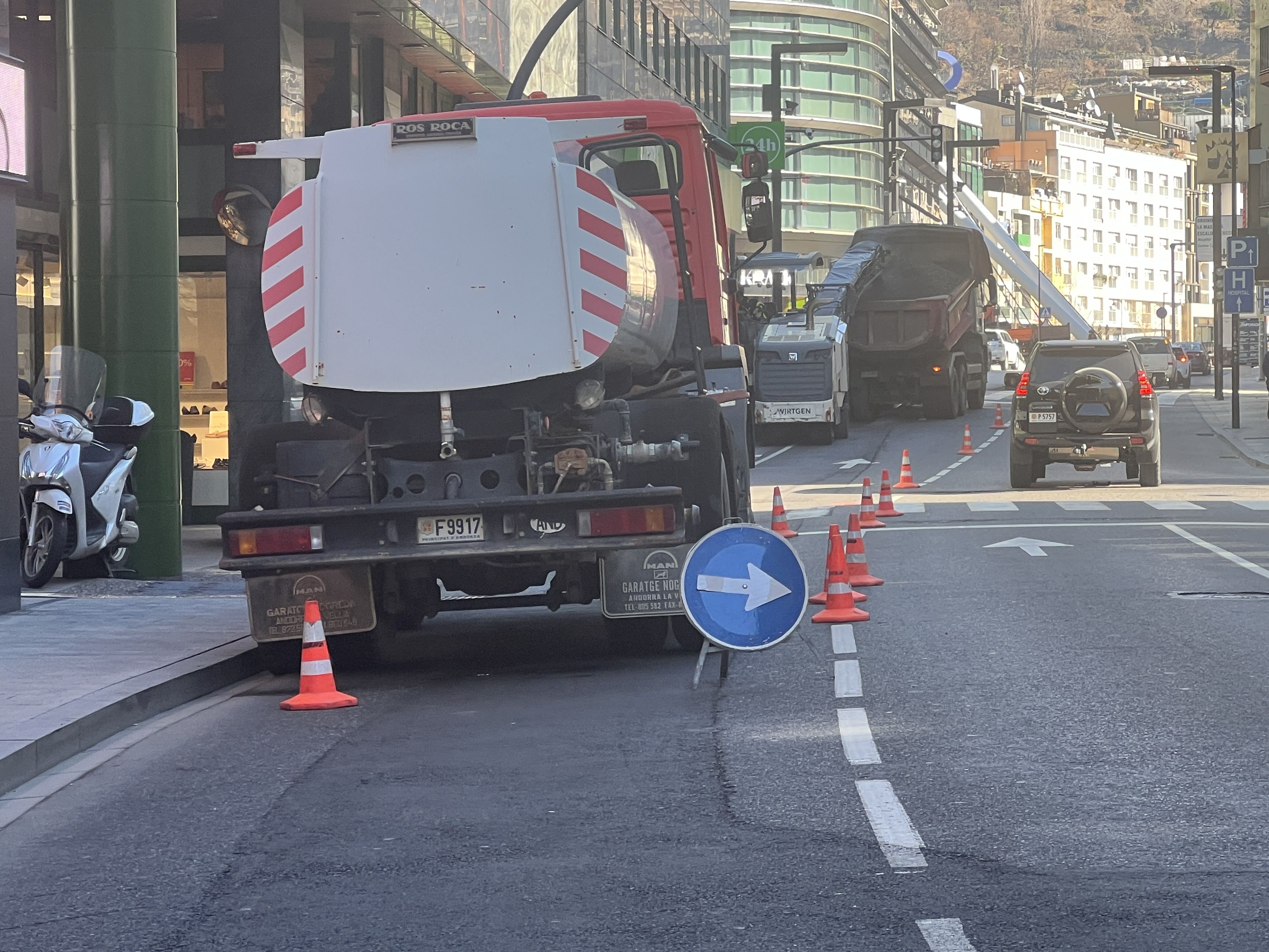 La maquinària que està treballant al carrer Bonaventura Armengol i avinguda Consell d'Europa.