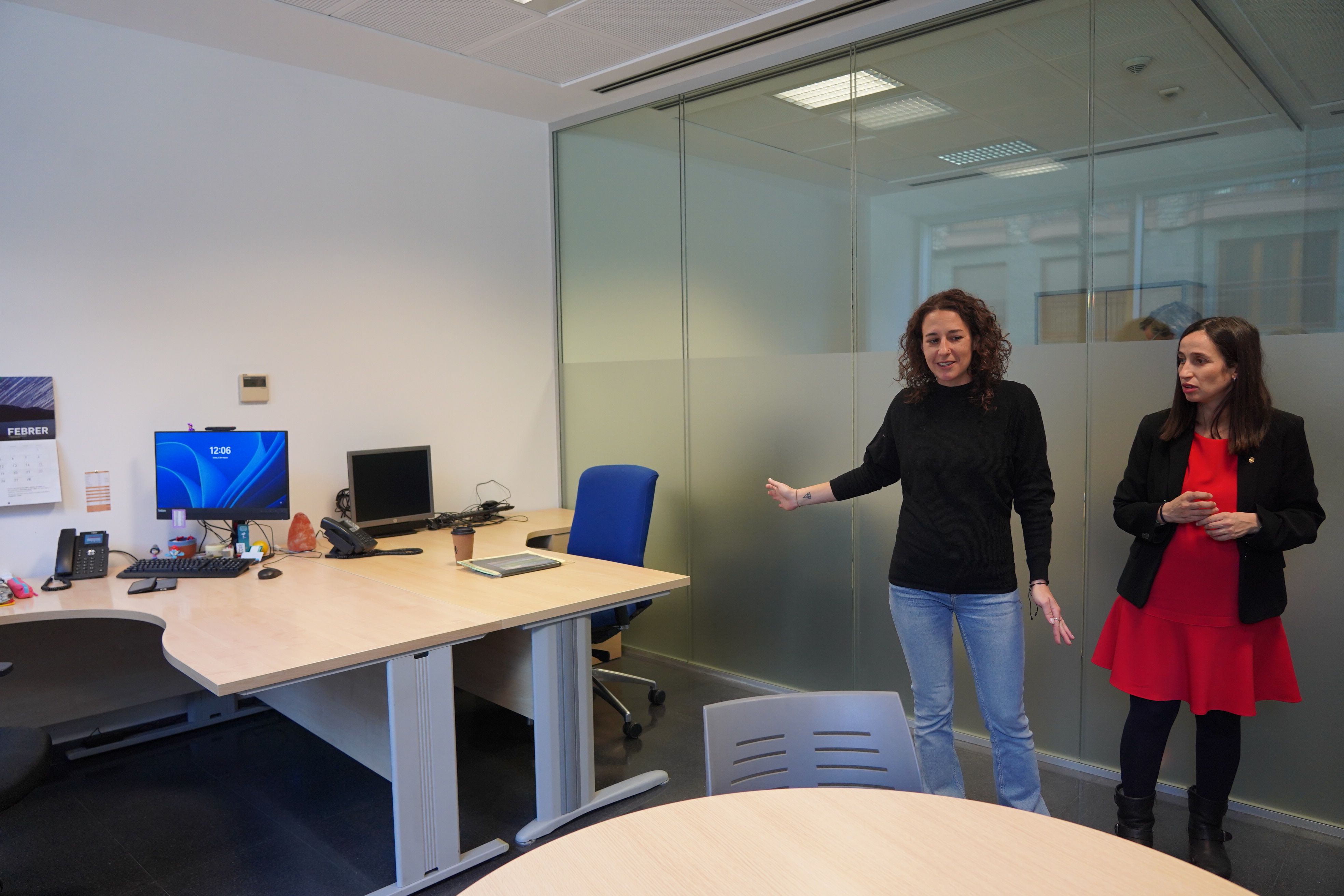 Maria Nazzaro i Olalla Losada en un dels despatxos de les noves dependències de Social. // M.P.