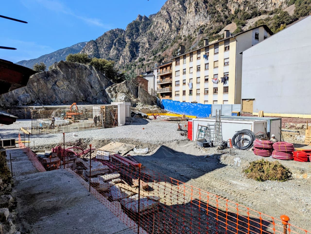 Estat de les obres dels entorns de Casa de la Vall aquest migdia mateix. Estat de les obres dels entorns de Casa de la Vall aquest migdia mateix.