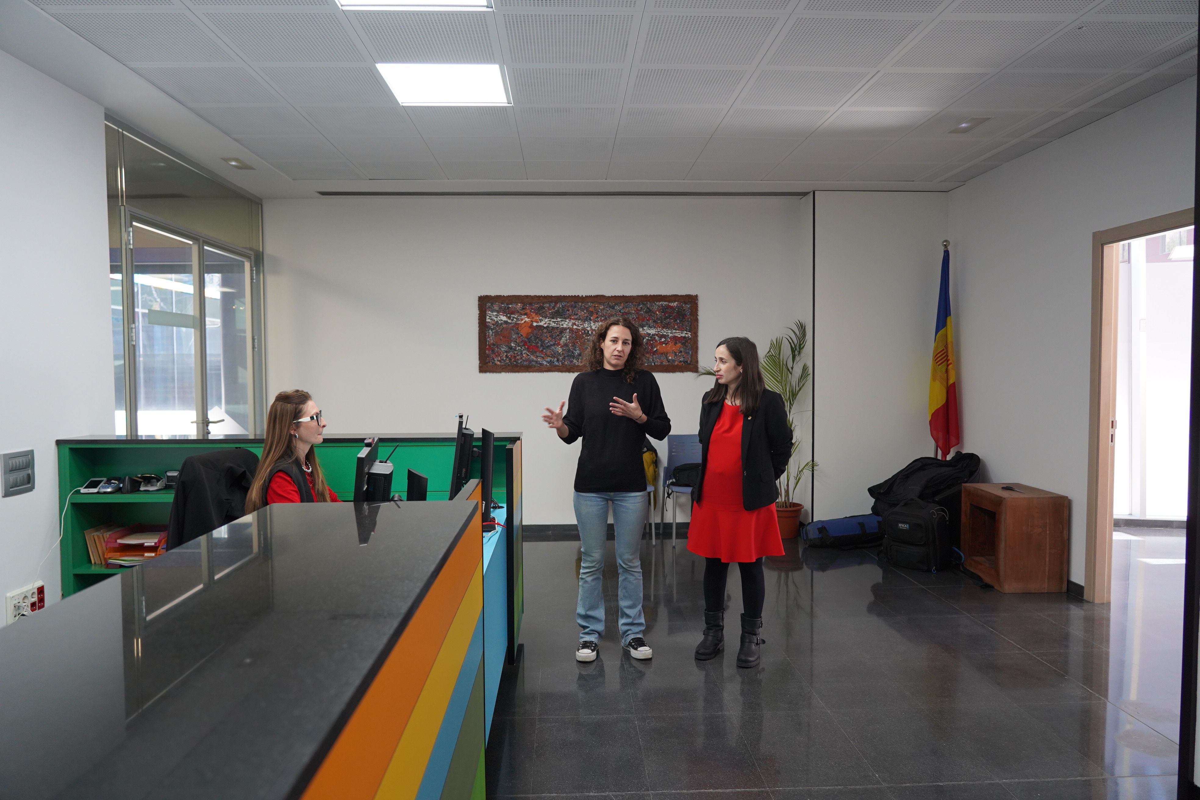 Maria Nazzaro i Olalla Losada a les noves dependències del departament de Social. // M.P.